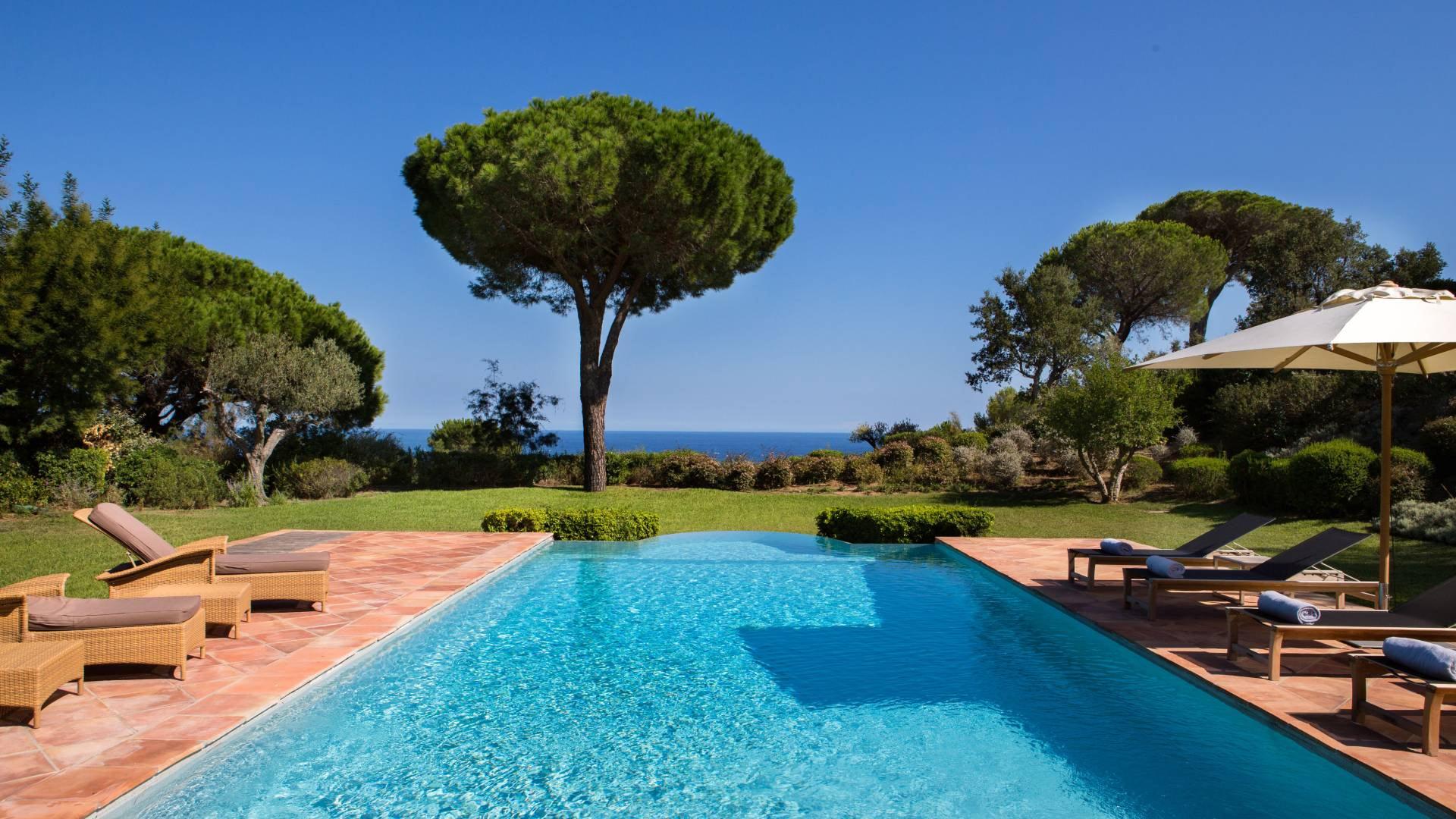 La Réserve Ramatuelle: rectangular pool with terracotta surround and blue Mediterranean view