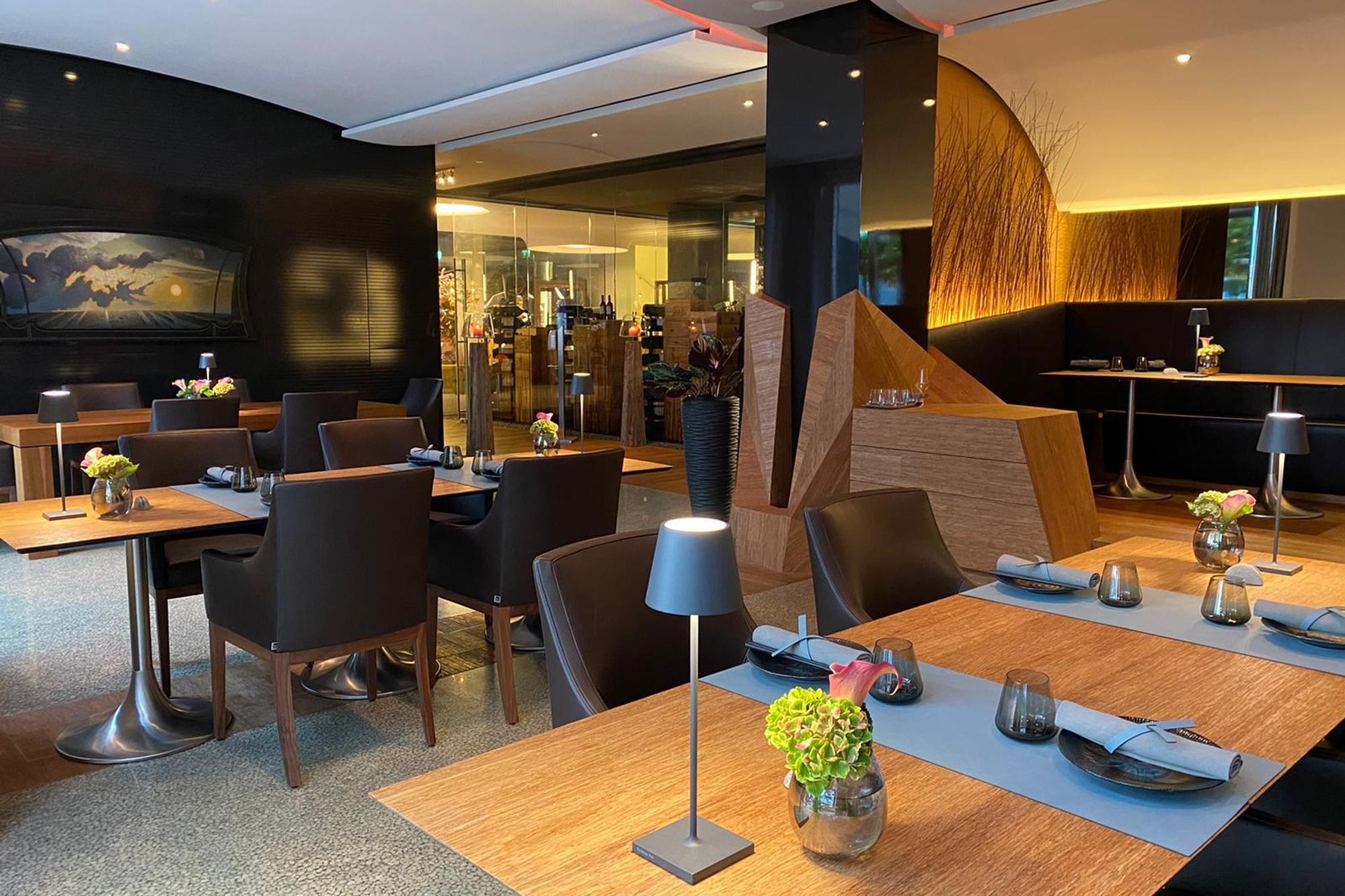 Park Hotel Vitznau: contemporary dining space with dark wood and warm lighting
