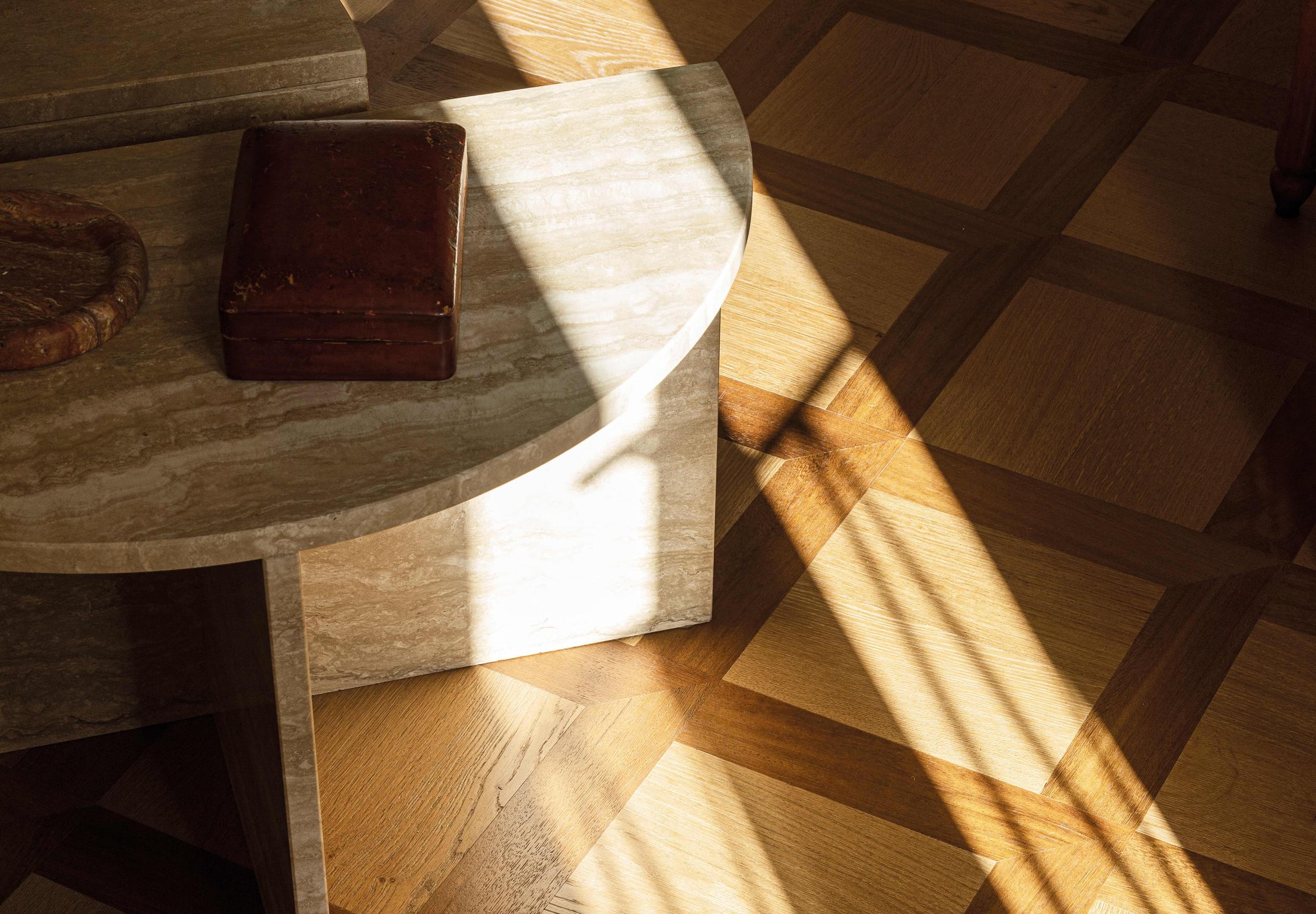 Splendido Mare: wooden round table in room with natural light