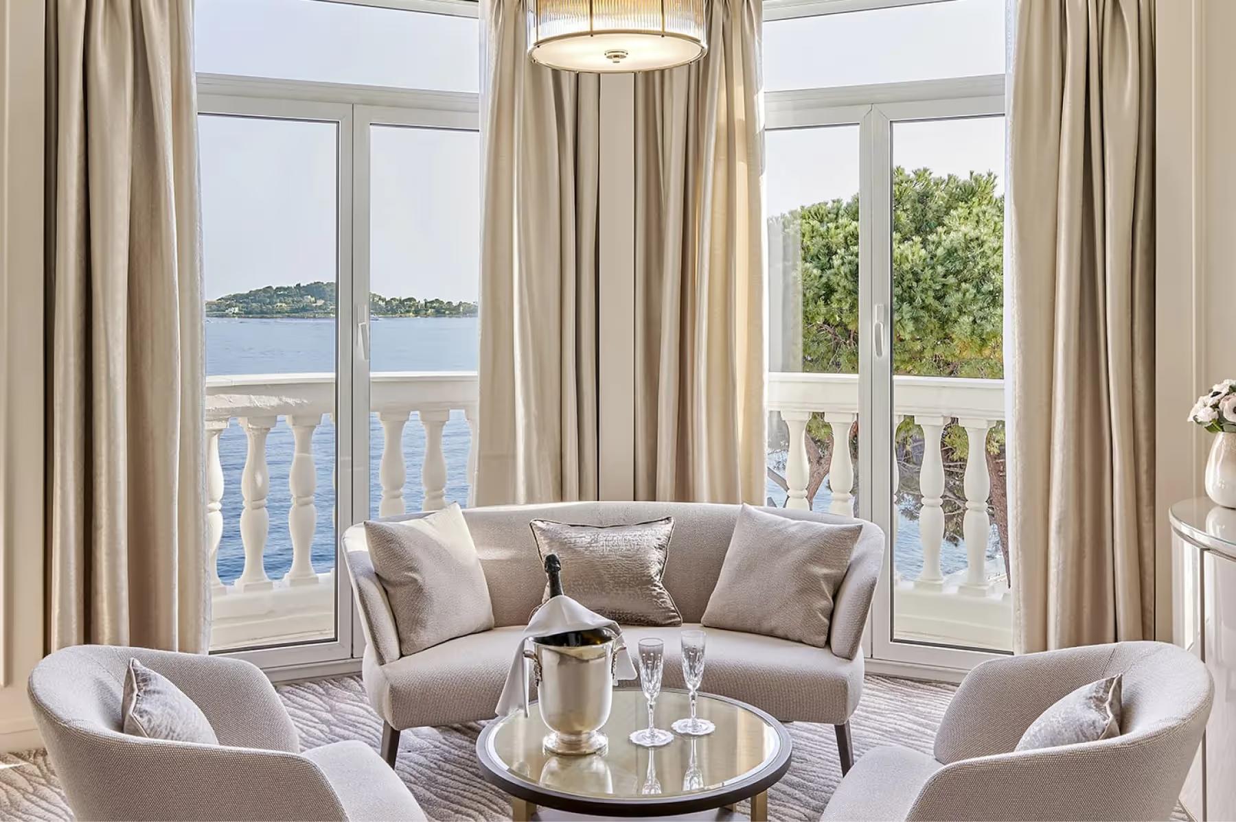 La Réserve de Beaulieu: seating area with plush armchairs and views of the sea from the balcony