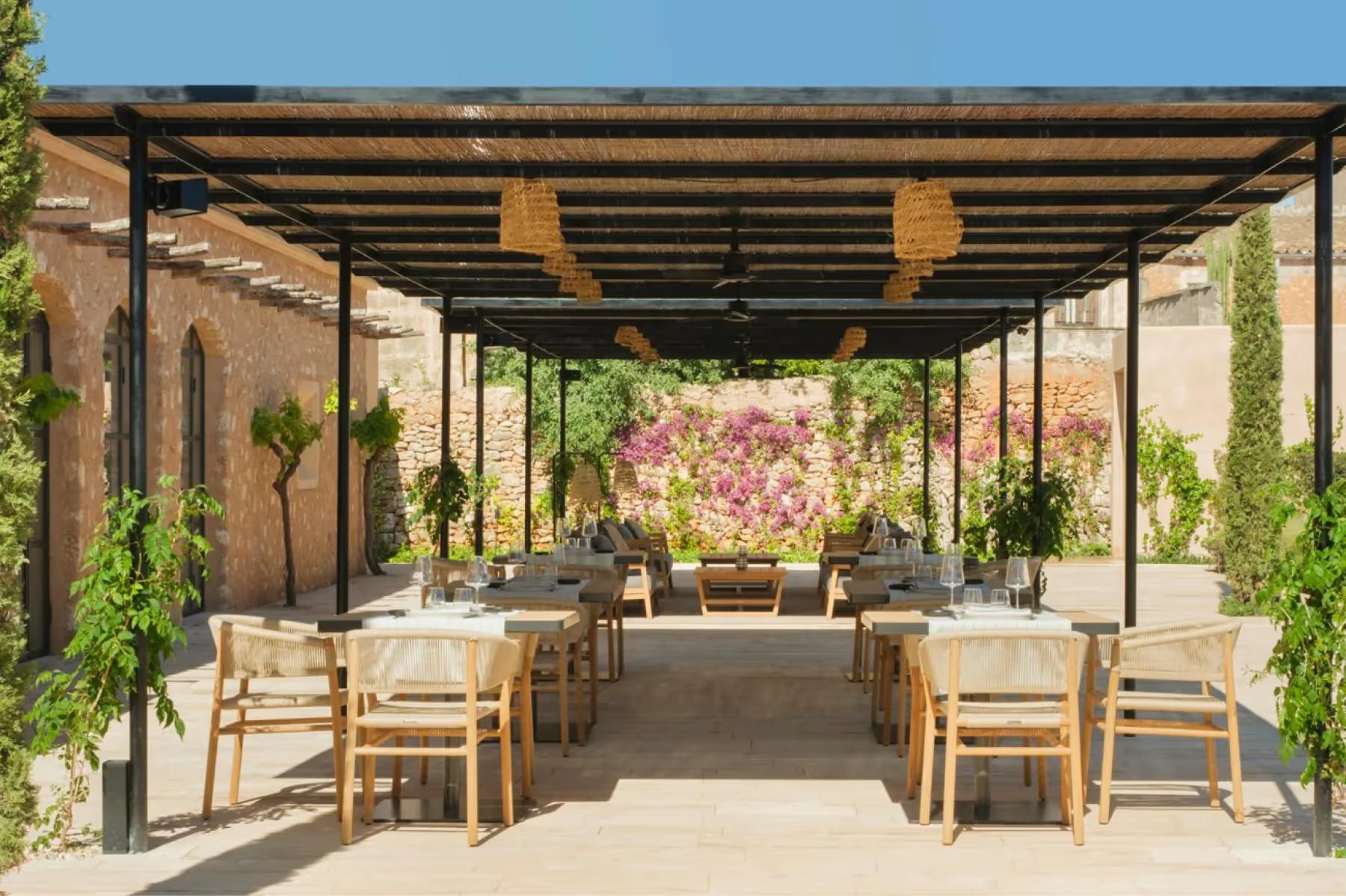 Can Ferrereta: restaurant interior with neutral palette and refined furnishings