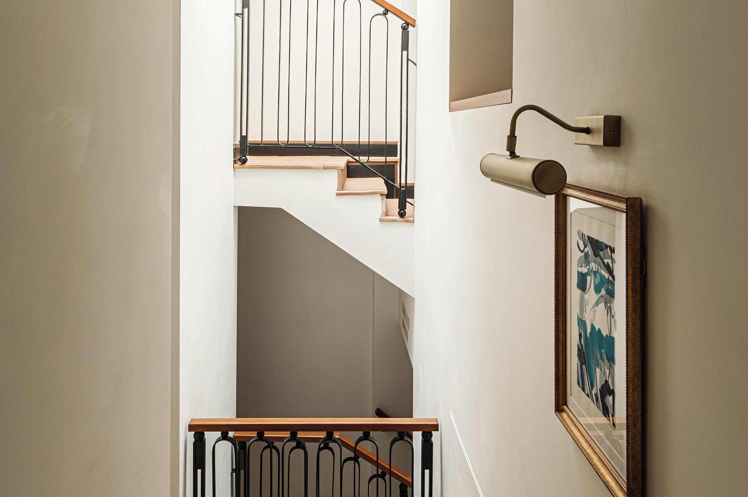Splendido Mare: stairwell with iron railings and framed artwork