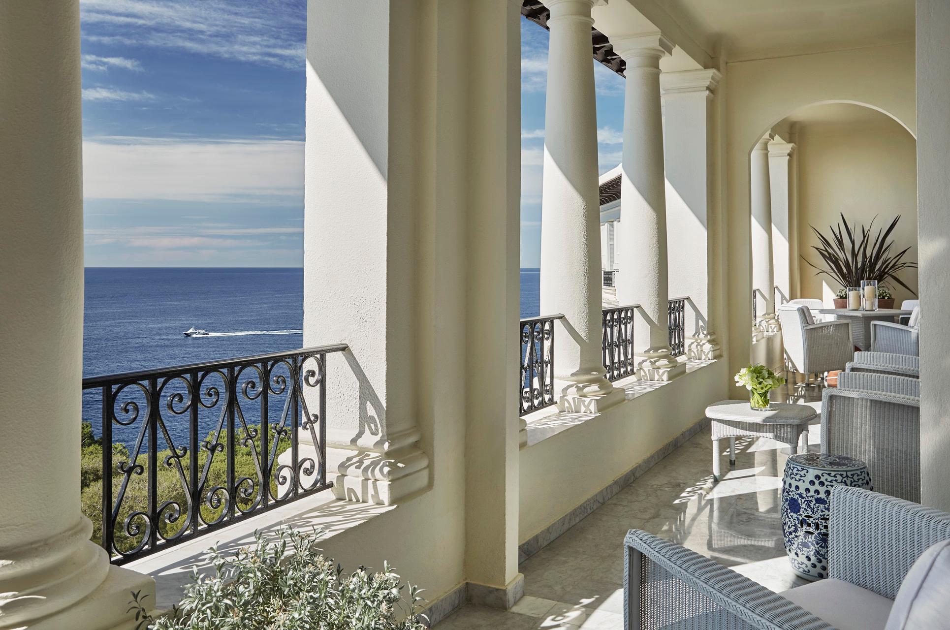 Grand-Hôtel du Cap-Ferrat: bedroom with arched passage and classical columns framing sea views