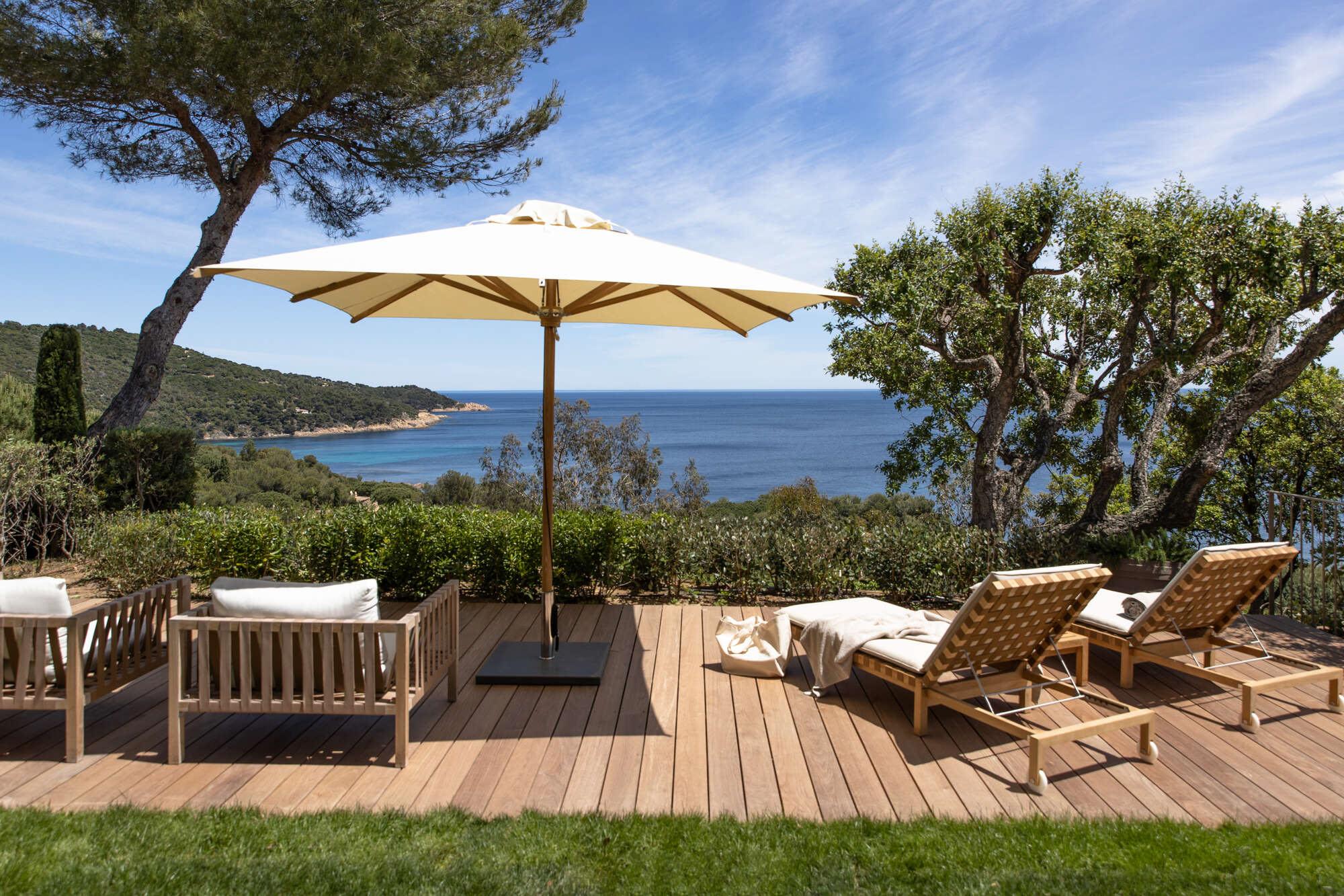 La Réserve Ramatuelle: shaded deck with wooden lounges overlooking the Mediterranean Sea