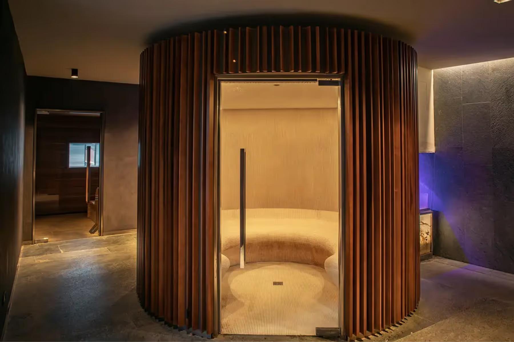 Grand Hotel Tremezzo: spa steam room with curved wood interior and ambient lighting