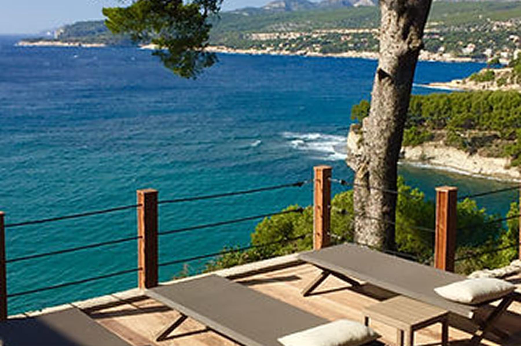 Le Domaine de Canaille: yoga class on seaside terrace with participants in stretching poses and Mediterranean view