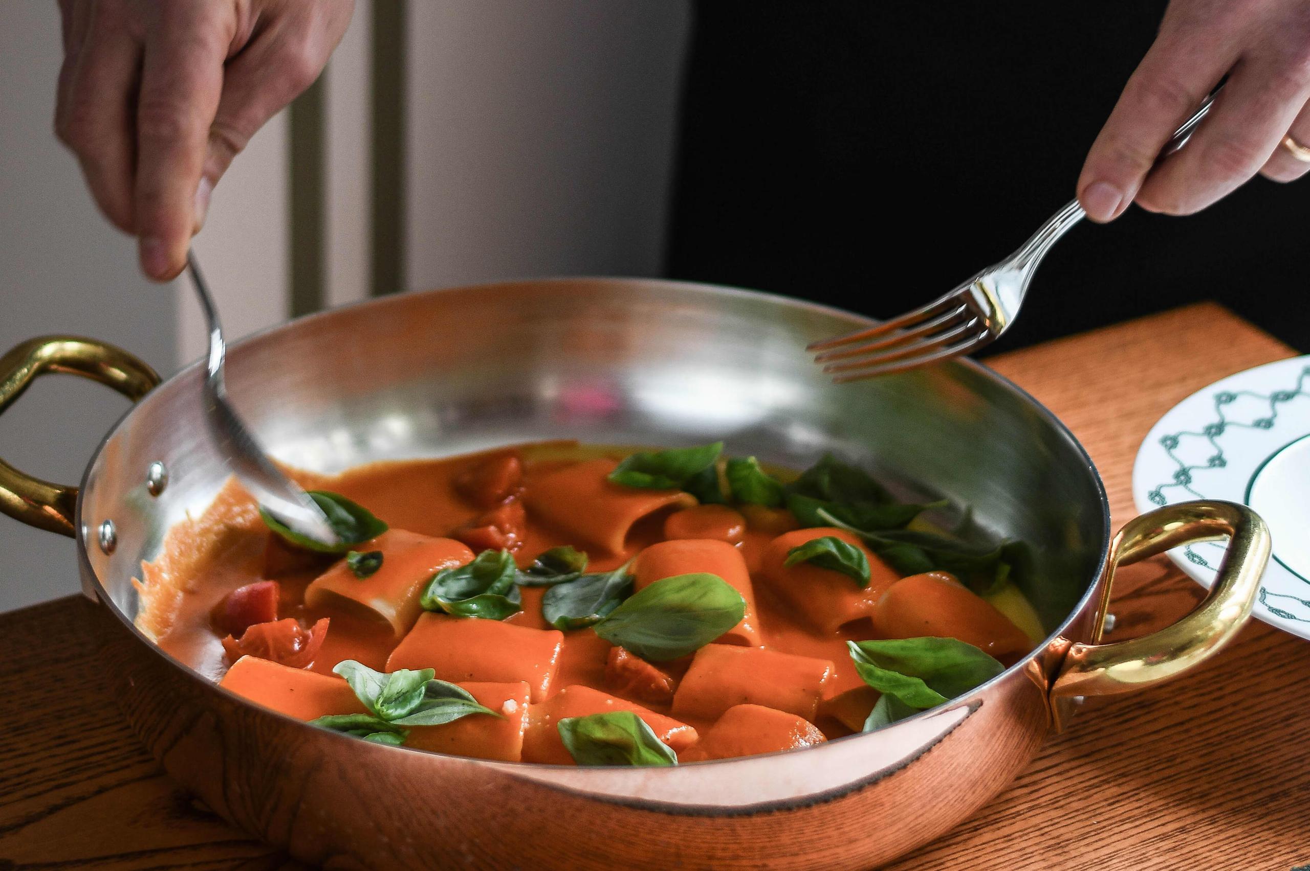 Splendido Mare: pasta dish in copper pan with basil and red sauce