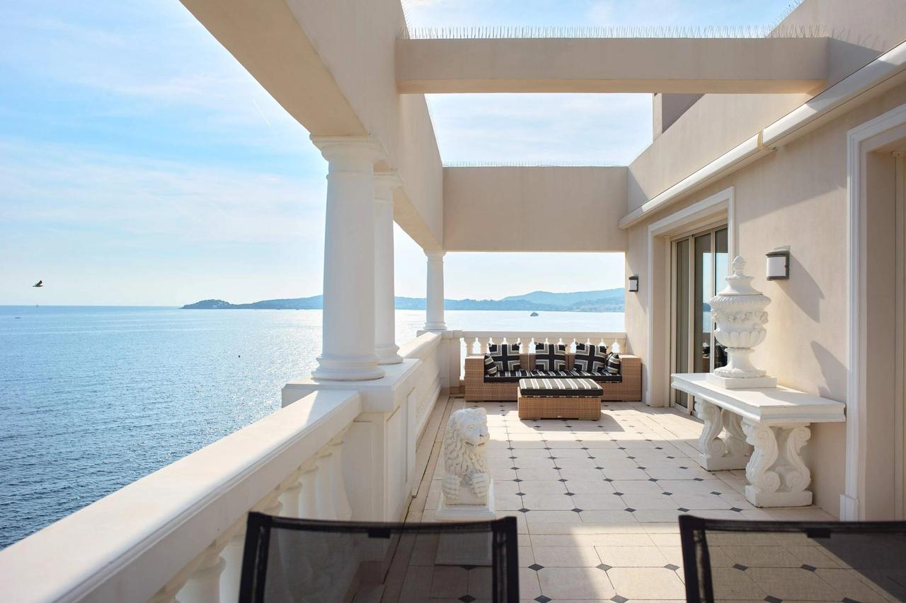 A colonnaded terrace open to the sea at Cap Estel, Èze