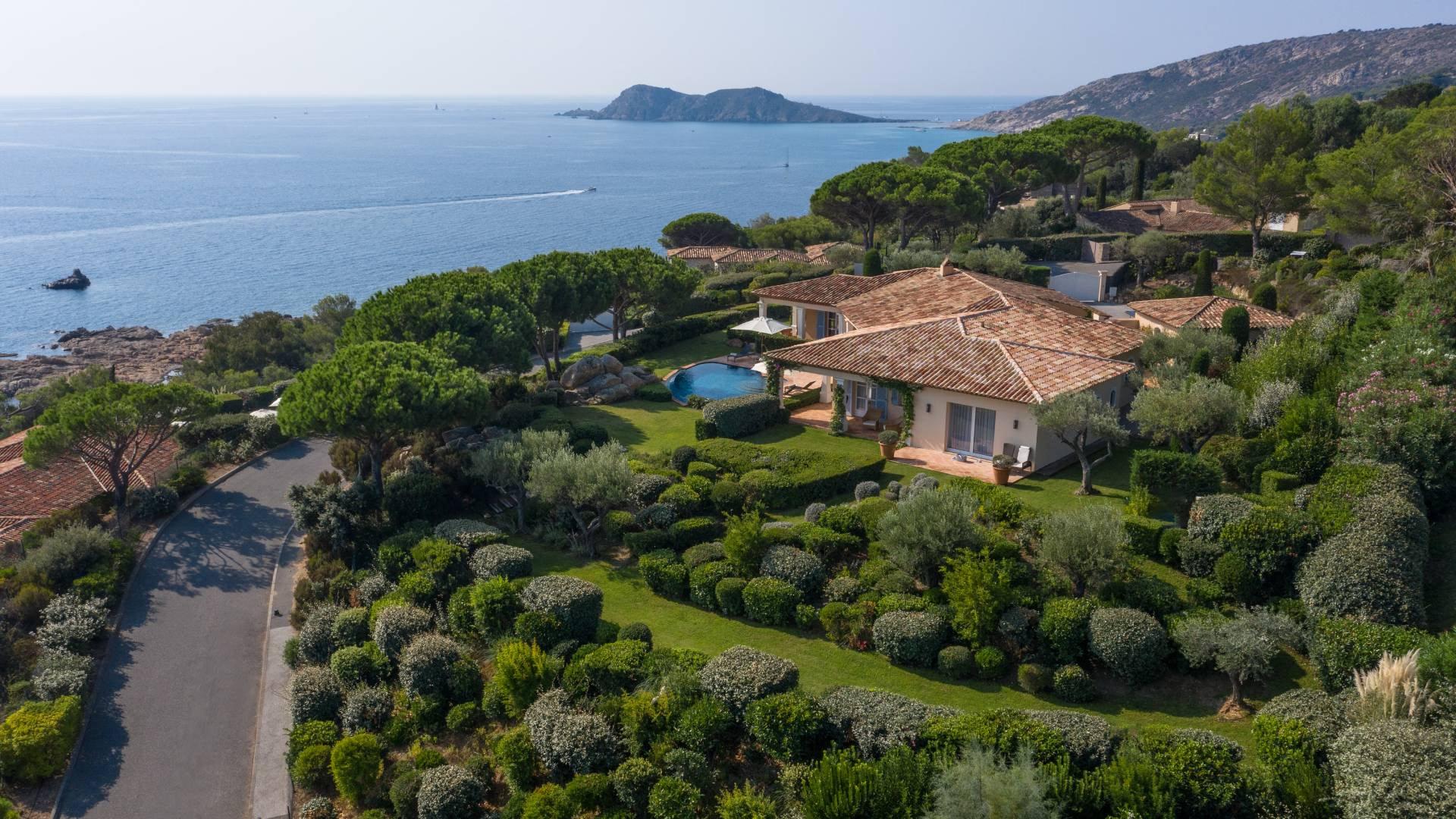 La Réserve Ramatuelle: coastal property with pool and private villas amid Mediterranean landscape