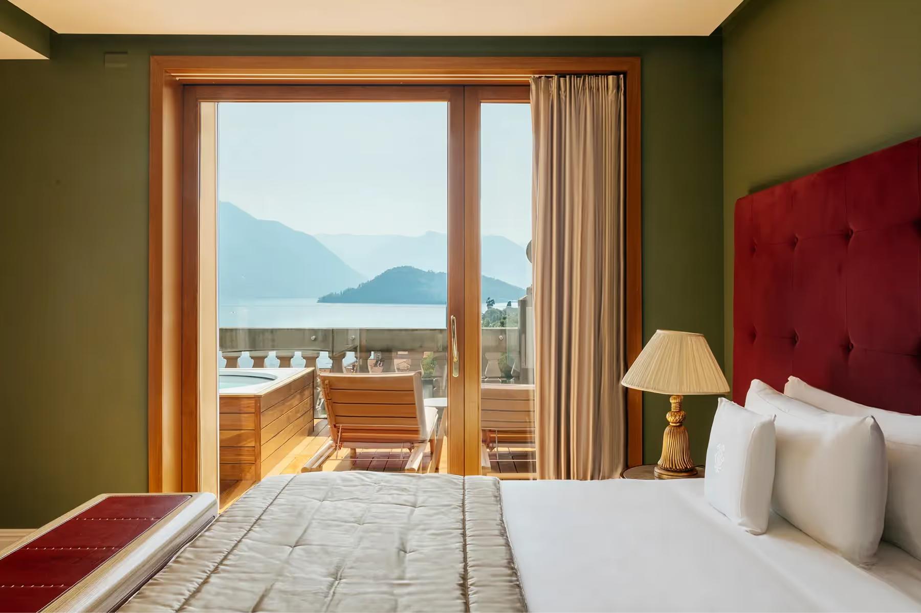Grand Hotel Tremezzo: bedroom with red headboard, wood doors opening to balcony with lake view