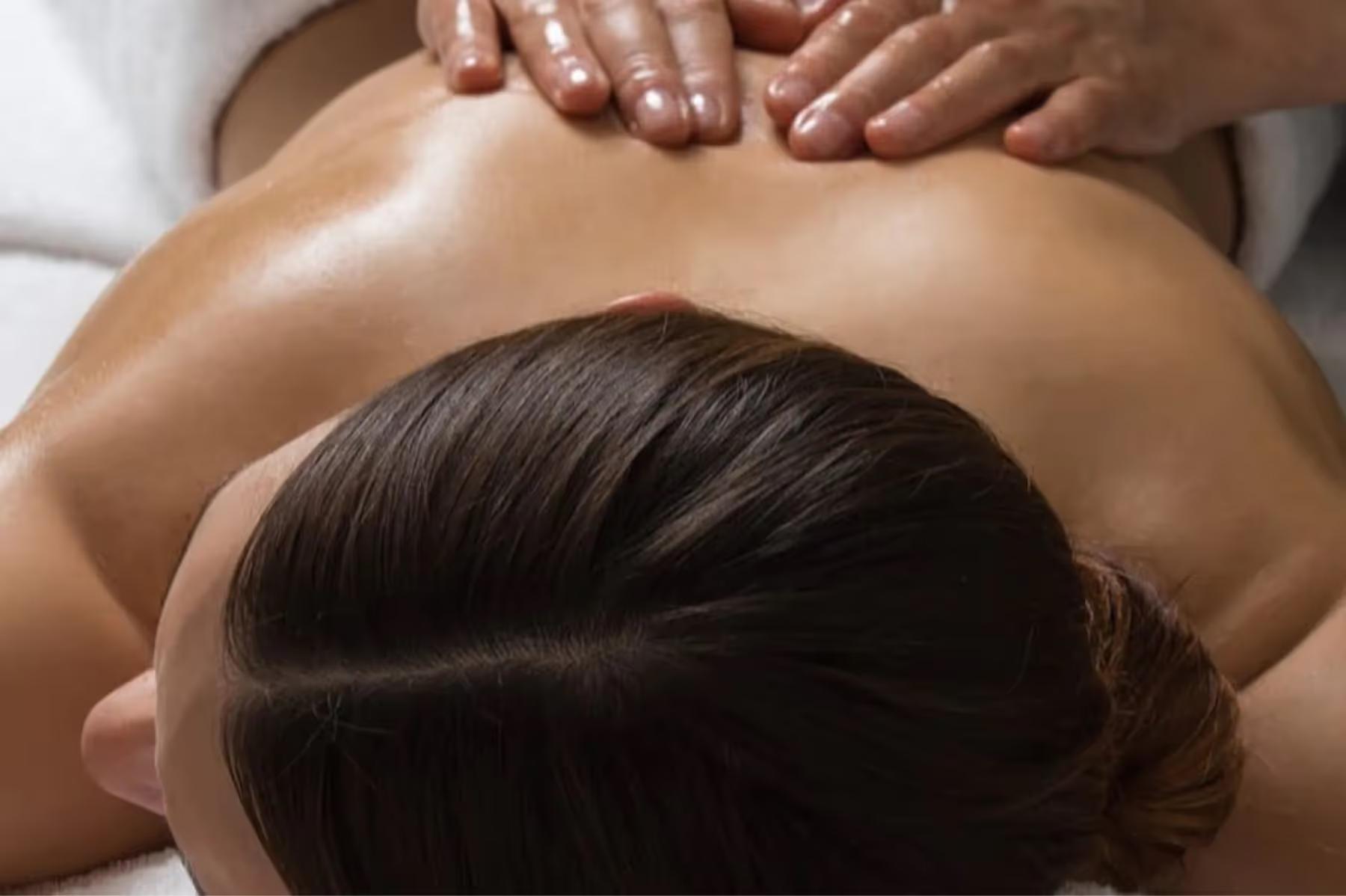 Hotel de Russie: back massage treatment in progress on white linens