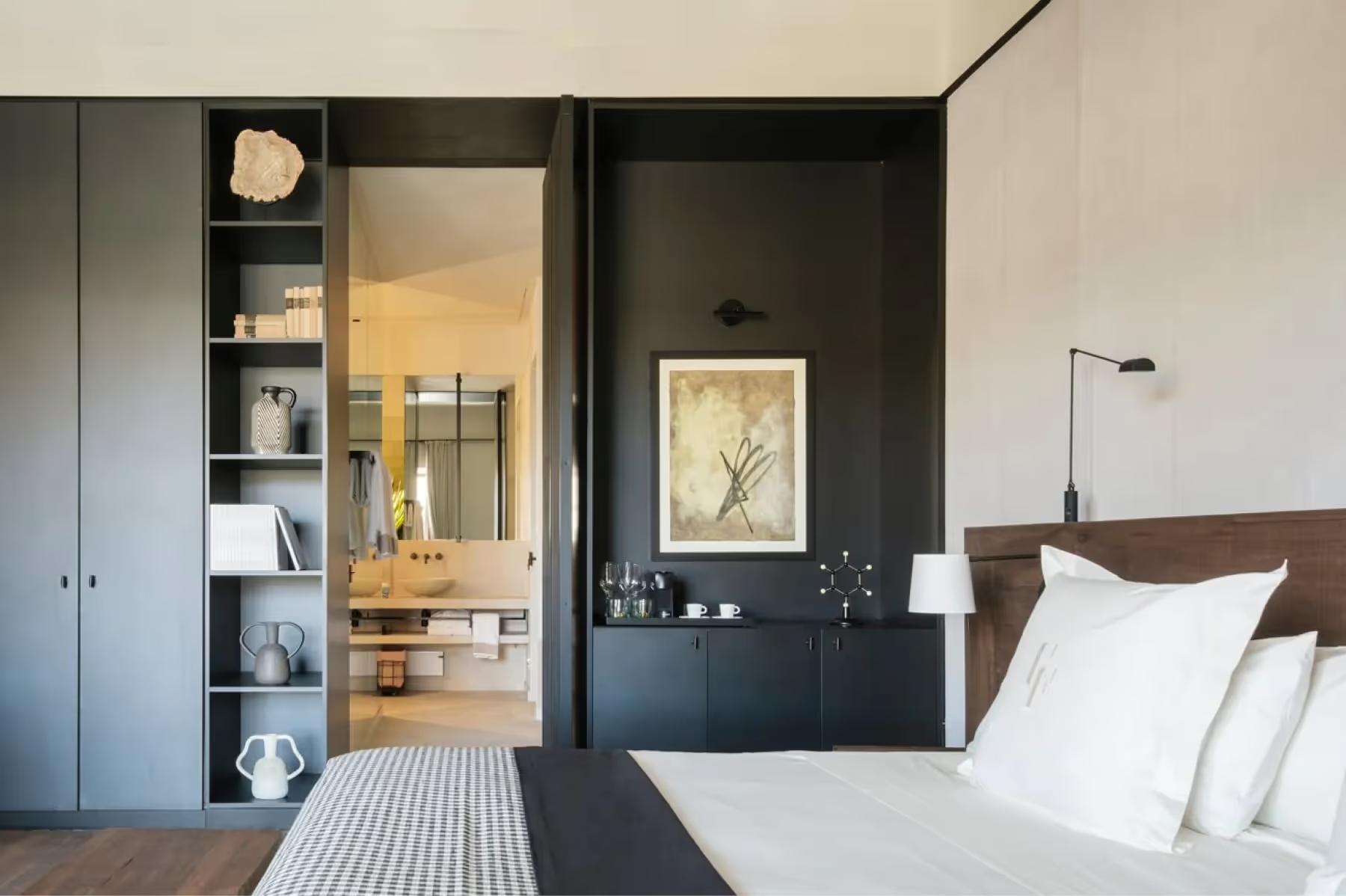 Can Ferrereta: guest room with simple furnishings and neutral color scheme