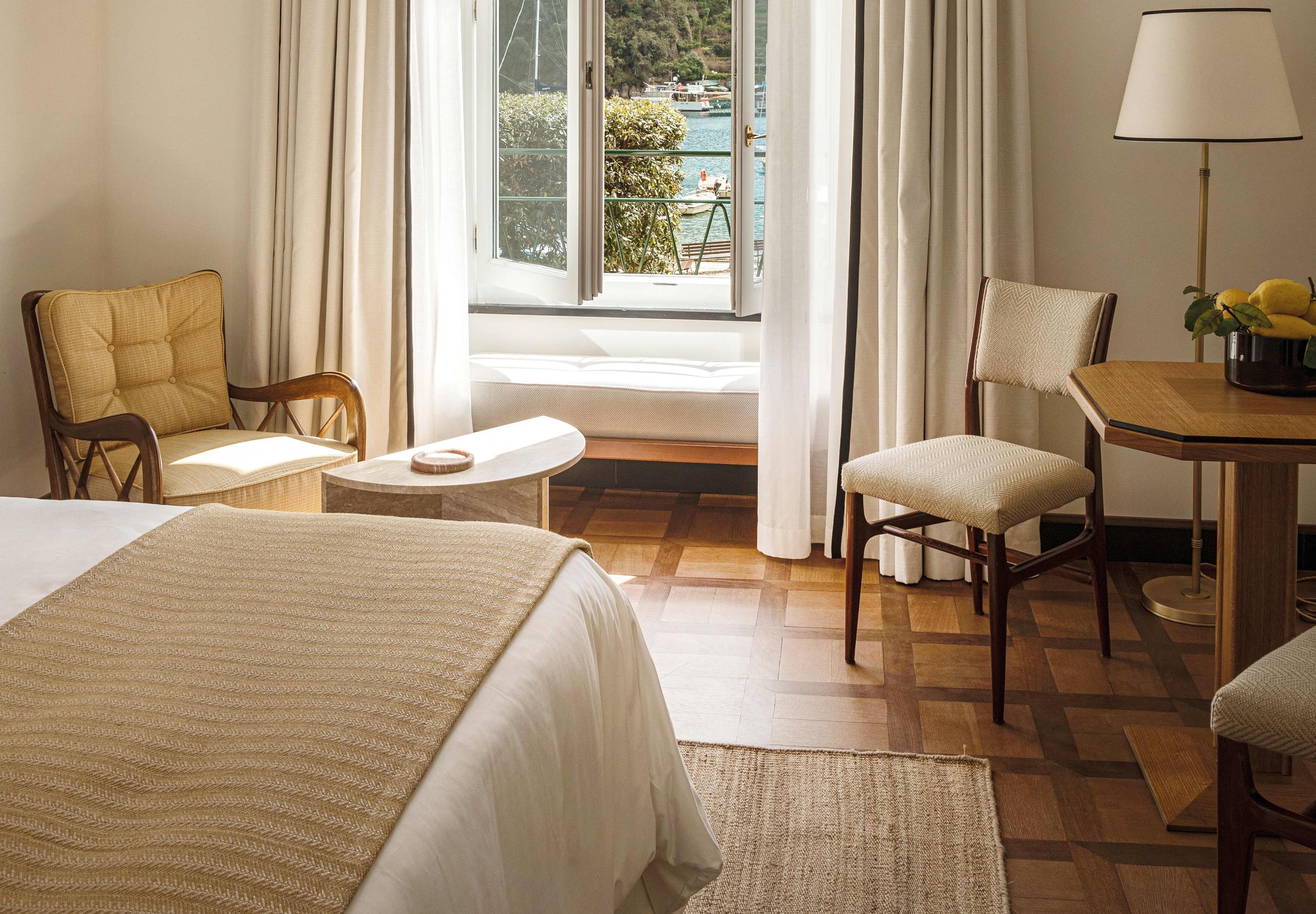 Splendido Mare: bright bedroom with upholstered bench seating