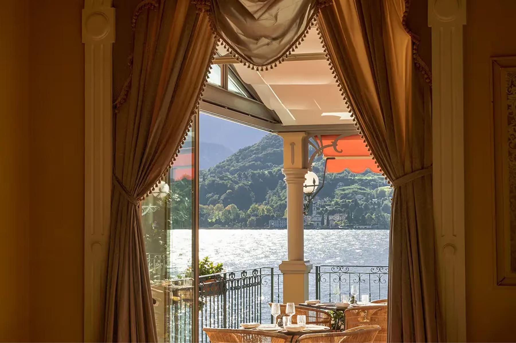 Grand Hotel Tremezzo: dining alcove with draped curtains and lake-view beyond