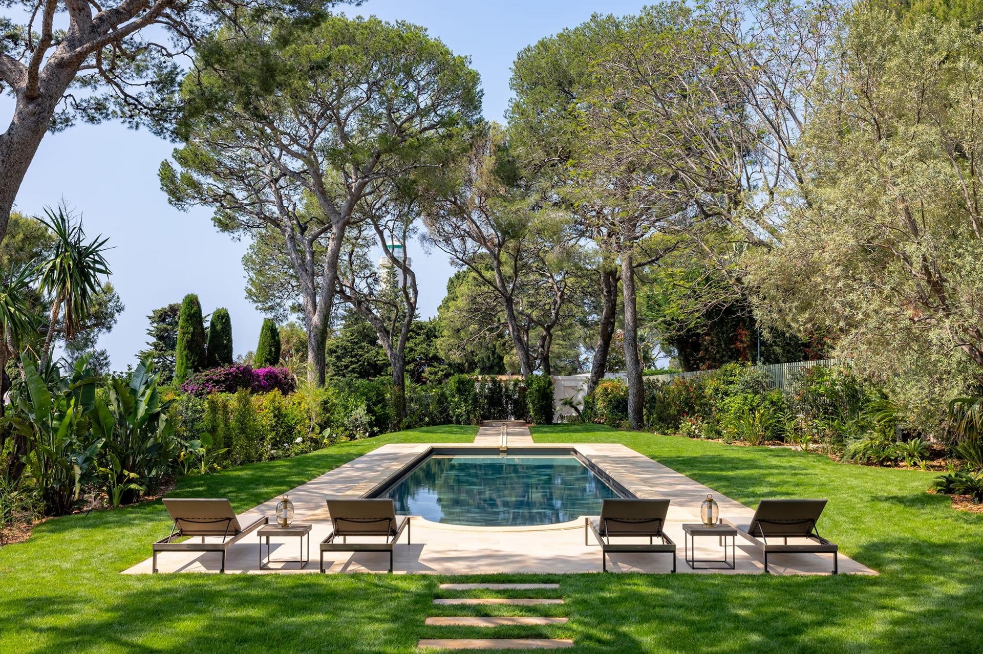 Grand-Hôtel du Cap-Ferrat: sunken pool surrounded by mature trees and lush Mediterranean plantings