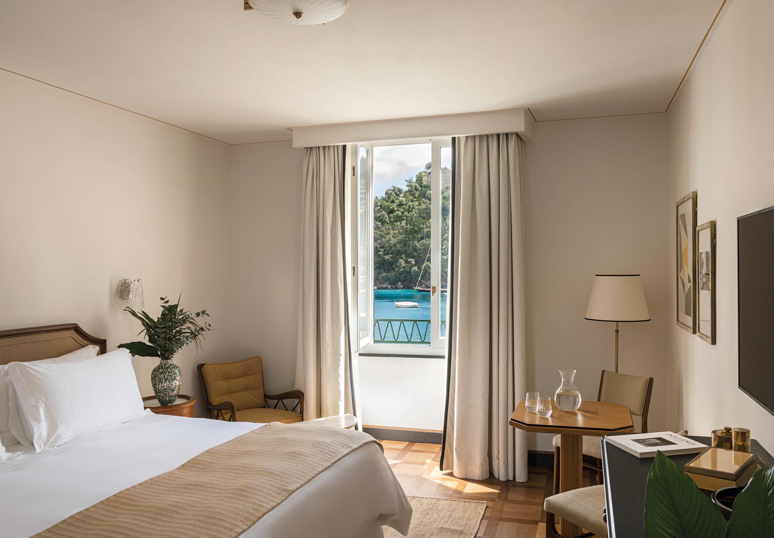 Splendido Mare: bright guest room with sea-view balcony and window seat
