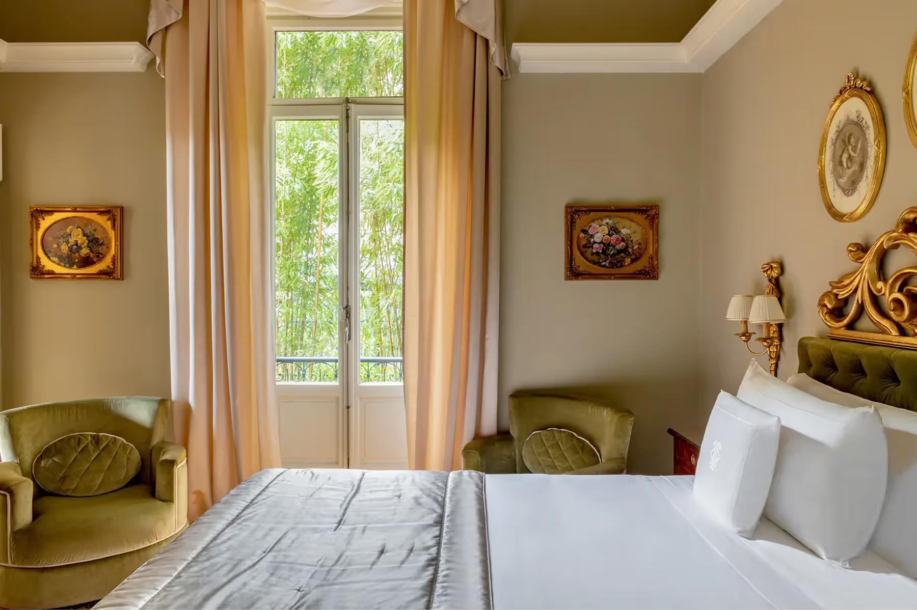Grand Hotel Tremezzo: bedroom with tall windows, gilt-framed mirrors, and upholstered seating