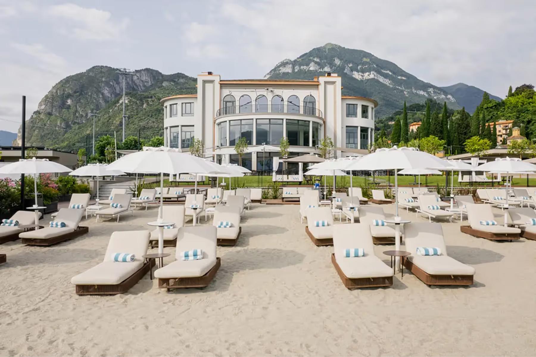 Grand Hotel Victoria Concept & Spa: a fitness room with stationary bikes, large windows, and modern equipment