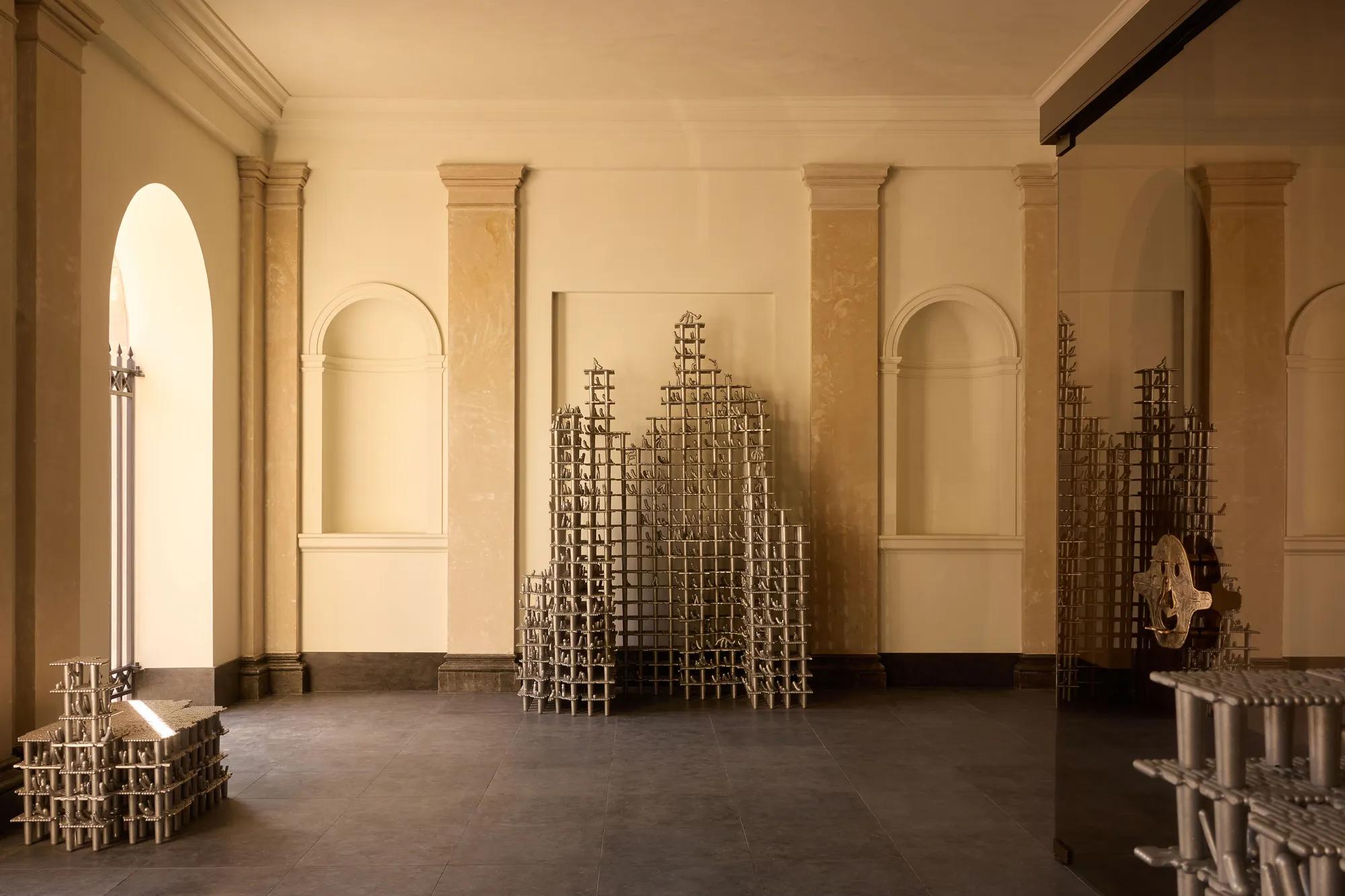 Rosewood Amsterdam: the Statica sculptures by Frederik Molenschot in an arched entrance hall