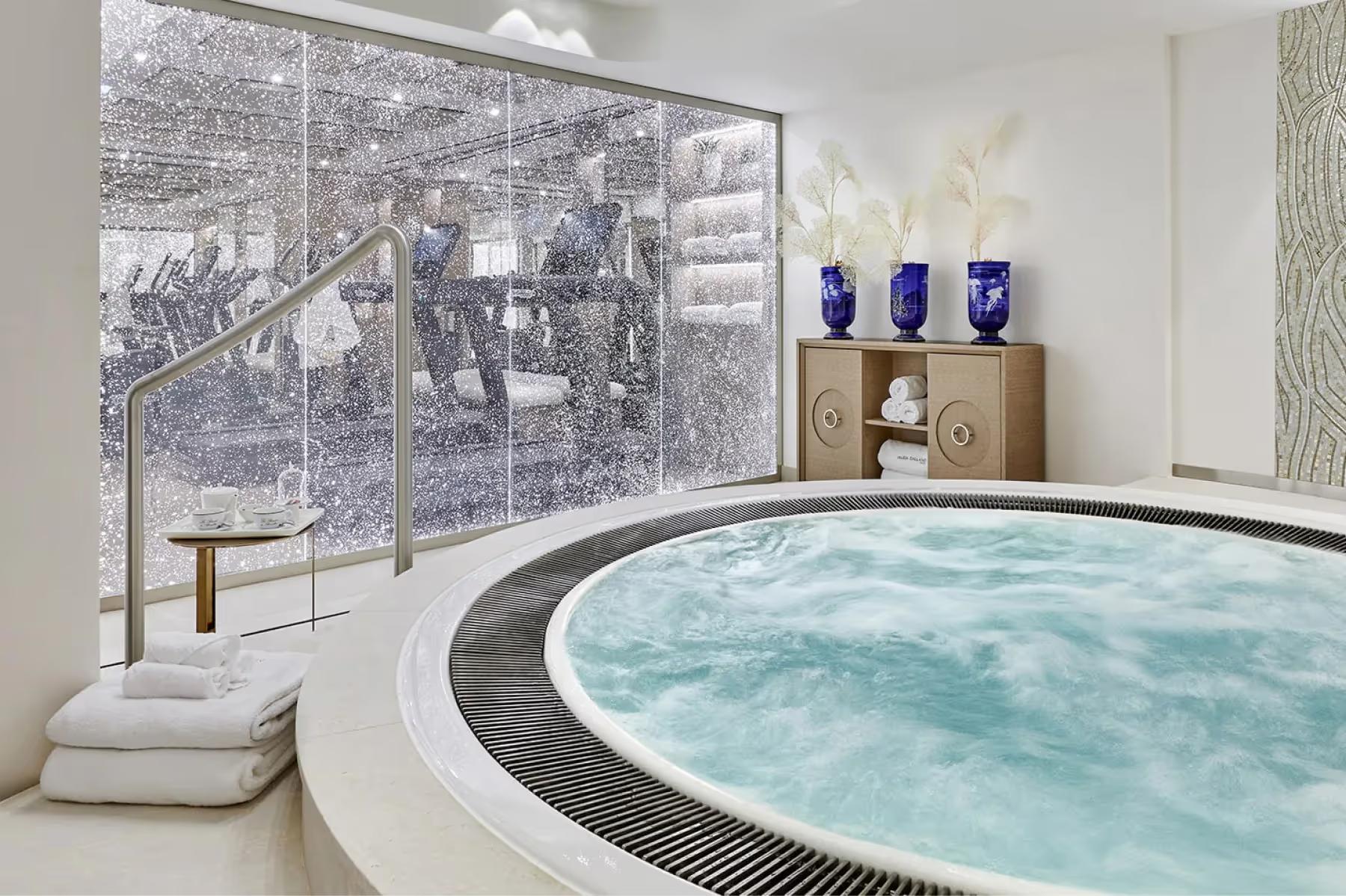 La Réserve de Beaulieu: spa tub with turquoise water and large window overlooking grounds