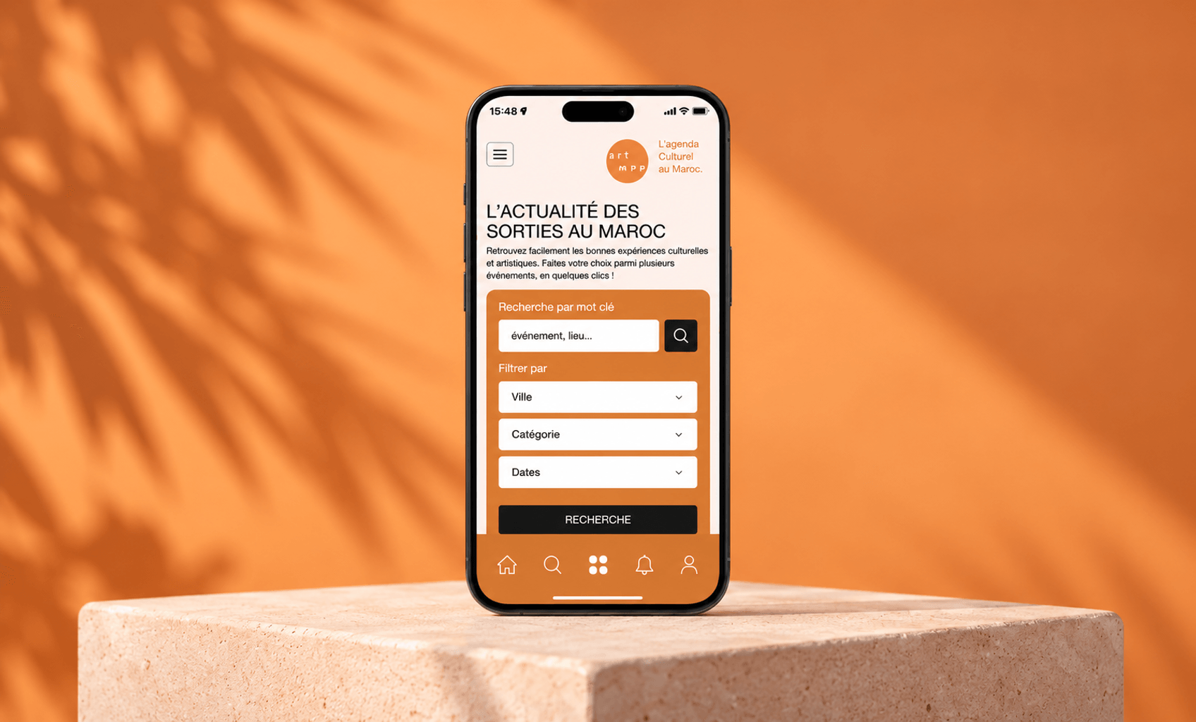 Application mobile Artmapp présentée dans une scène orange