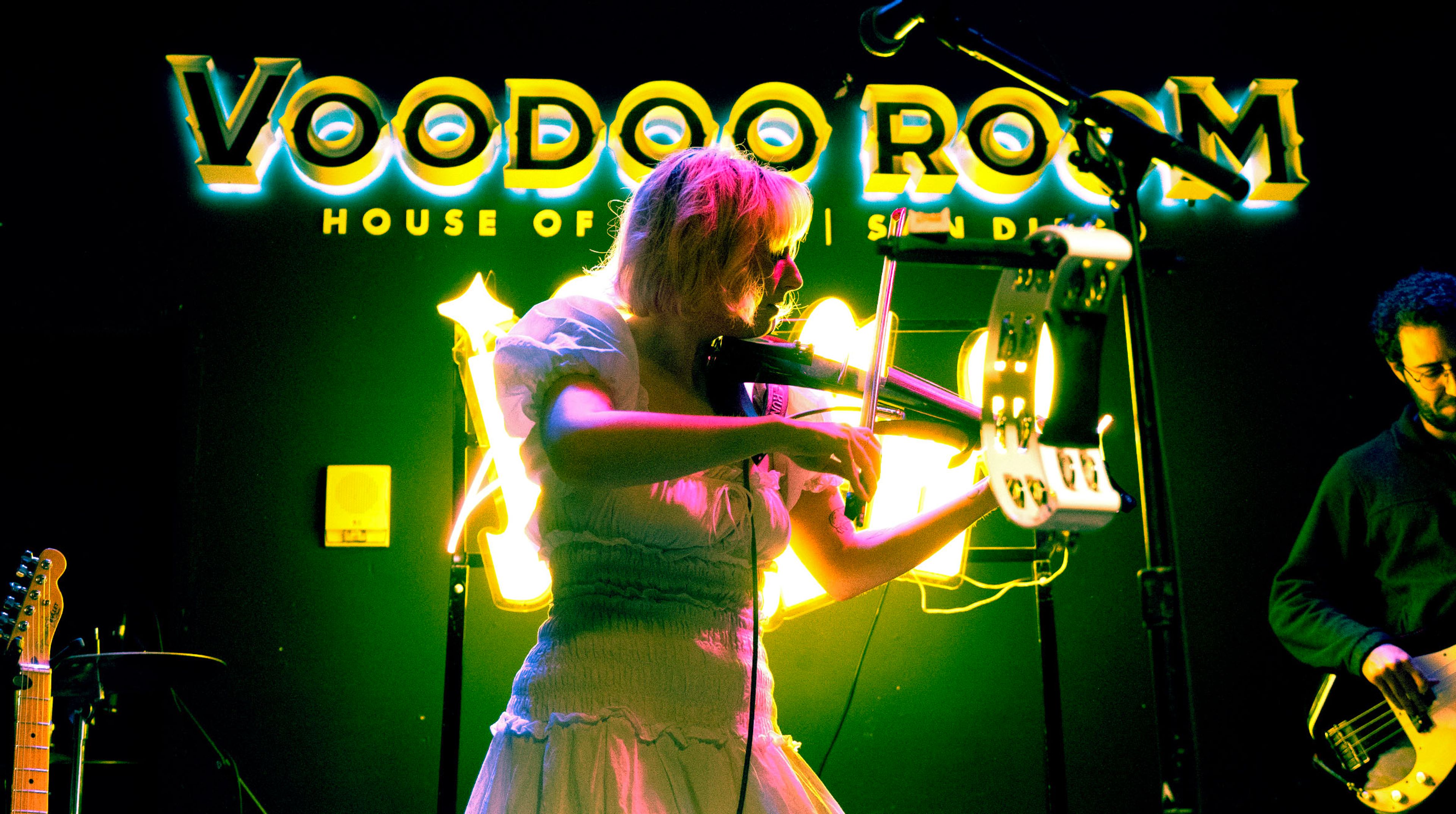 Jordana Charms San Diego With Enchanting Performance on a Chilly Thursday 