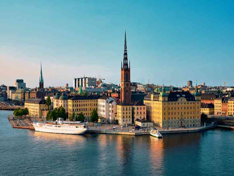 Explore the iconic capitals of Scandinavia with guided experiences through Oslo, Stockholm, and Copenhagen.