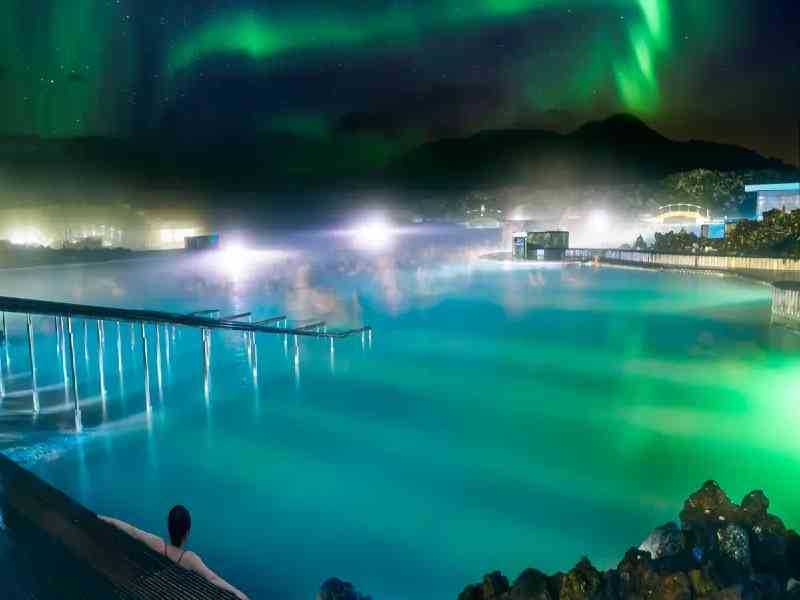 Northern Lights & Hot Springs