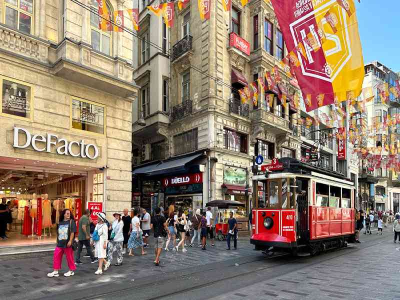 Experience the lively streets and local flavors of Istanbul with an evening street food dinner.
