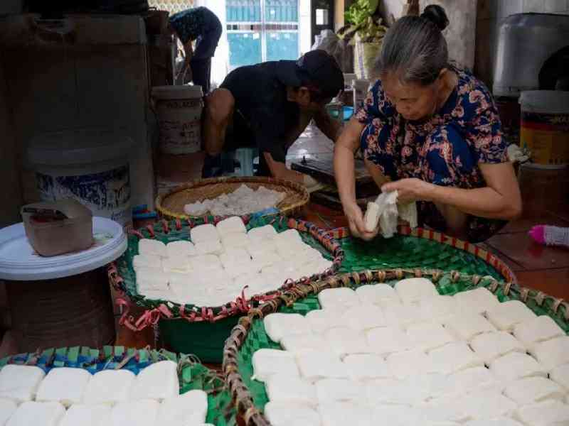 Meet local legend Mr Tu for a tofu-making experience