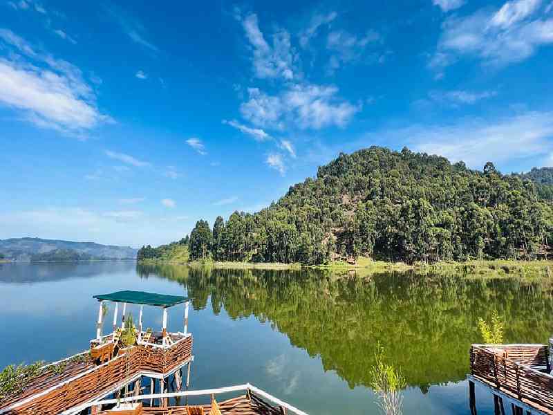 Explore Uganda’s stunning landscapes, from the peaceful waters of Lake Bunyonyi to the forests of Kalinzu.