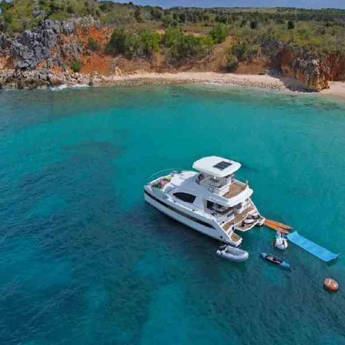 Cruise along St. Maarten’s stunning coastline aboard a luxury catamaran with scenic beach stops and ocean views. Cruise along St. Maarten’s stunning coastline aboard a luxury catamaran with scenic beach stops and ocean views.