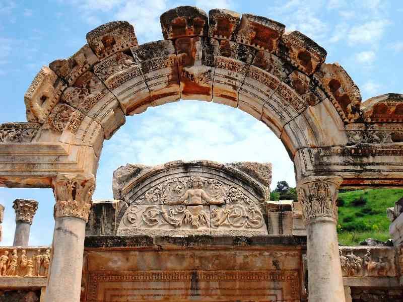 Discover Turkey’s rich culture through Istanbul’s historic landmarks, Cappadocia’s surreal landscapes, and the ancient ruins of Ephesus