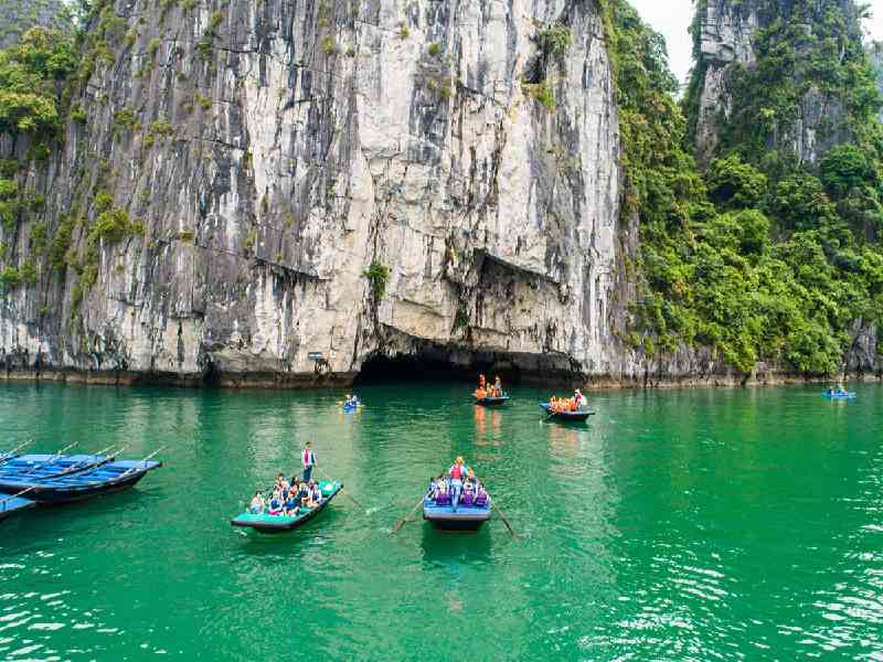 Explore the far corners of Lan Ha Bay by kayak