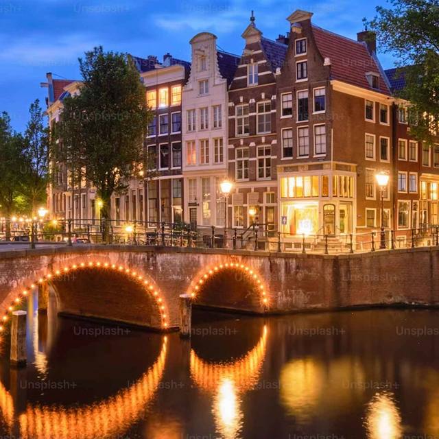 Amsterdam at a Glance Amsterdam at a Glance