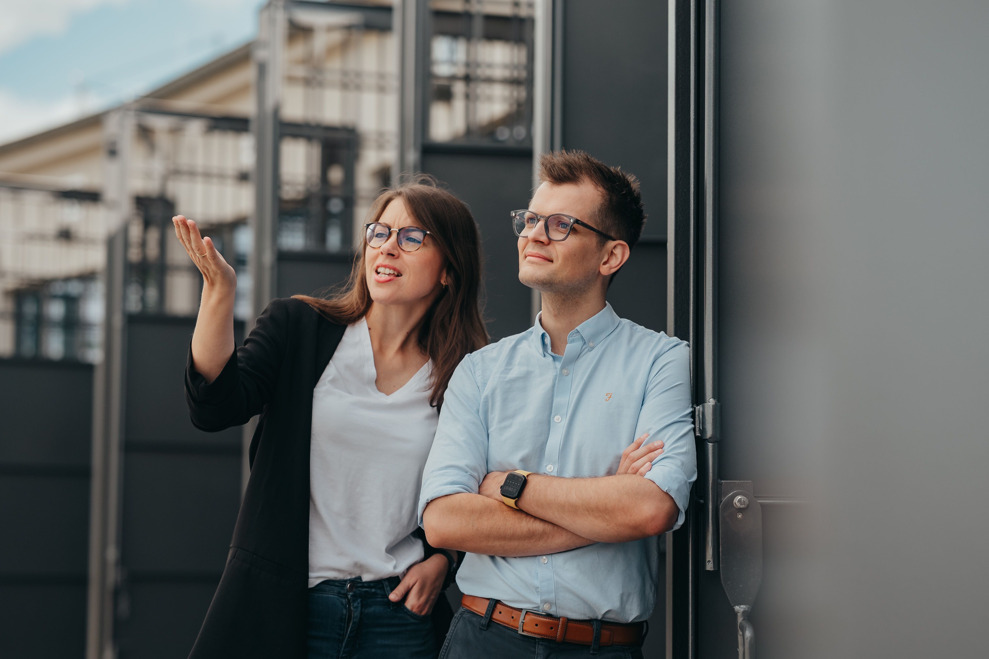 Katharina Lutermann und Lars Brendler stehen vor dem Coppenrath Innovation Centre.