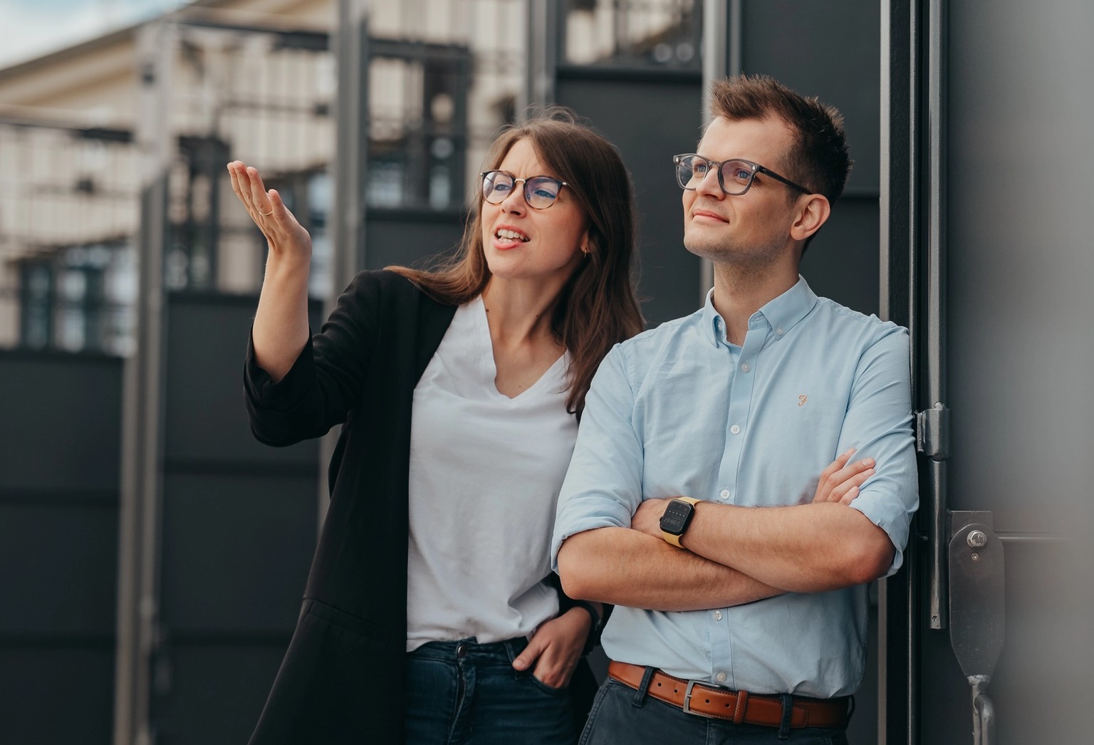 Katharina Lutermann und Lars Brendler stehen vor dem Coppenrath Innovation Centre.