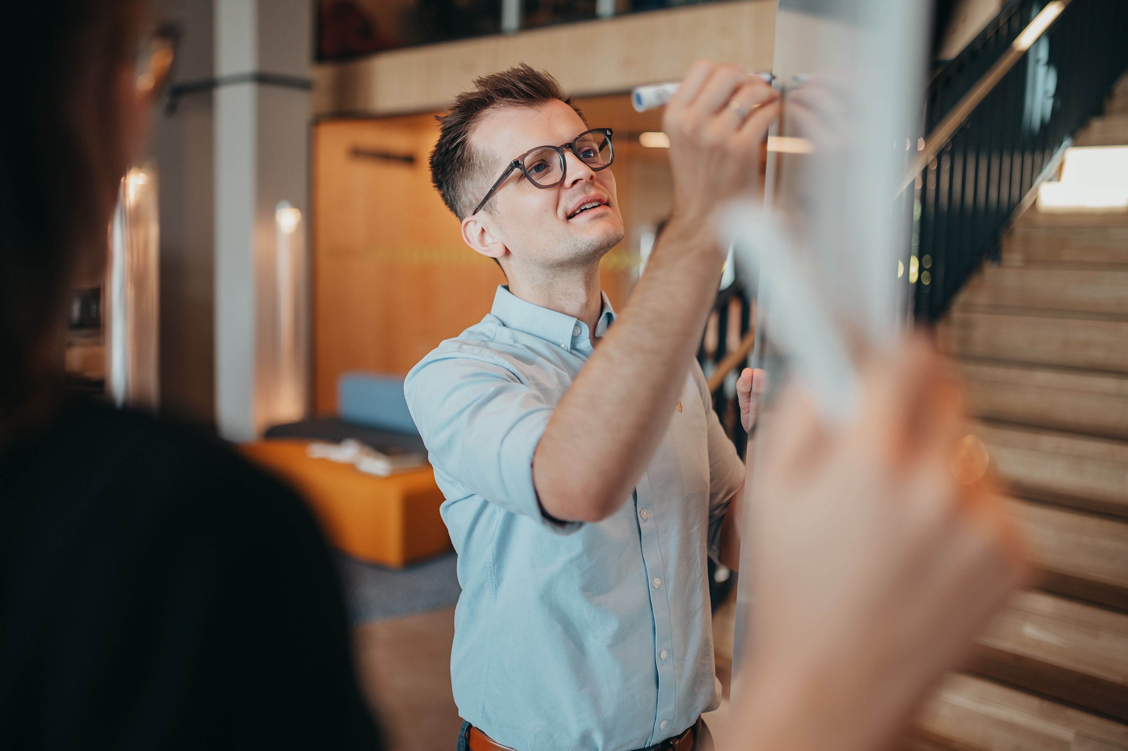 Menschen arbeiten kollaborativ an einem Whiteboard