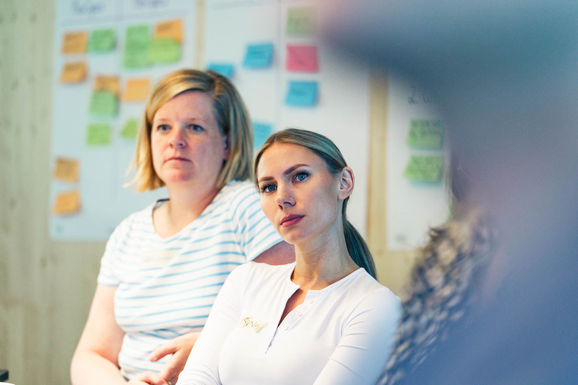 Lars Brendler, Gründer von tdlc, steht bei einem Workshop im Coppenrath Innovation Centre vor einem Whiteboard.