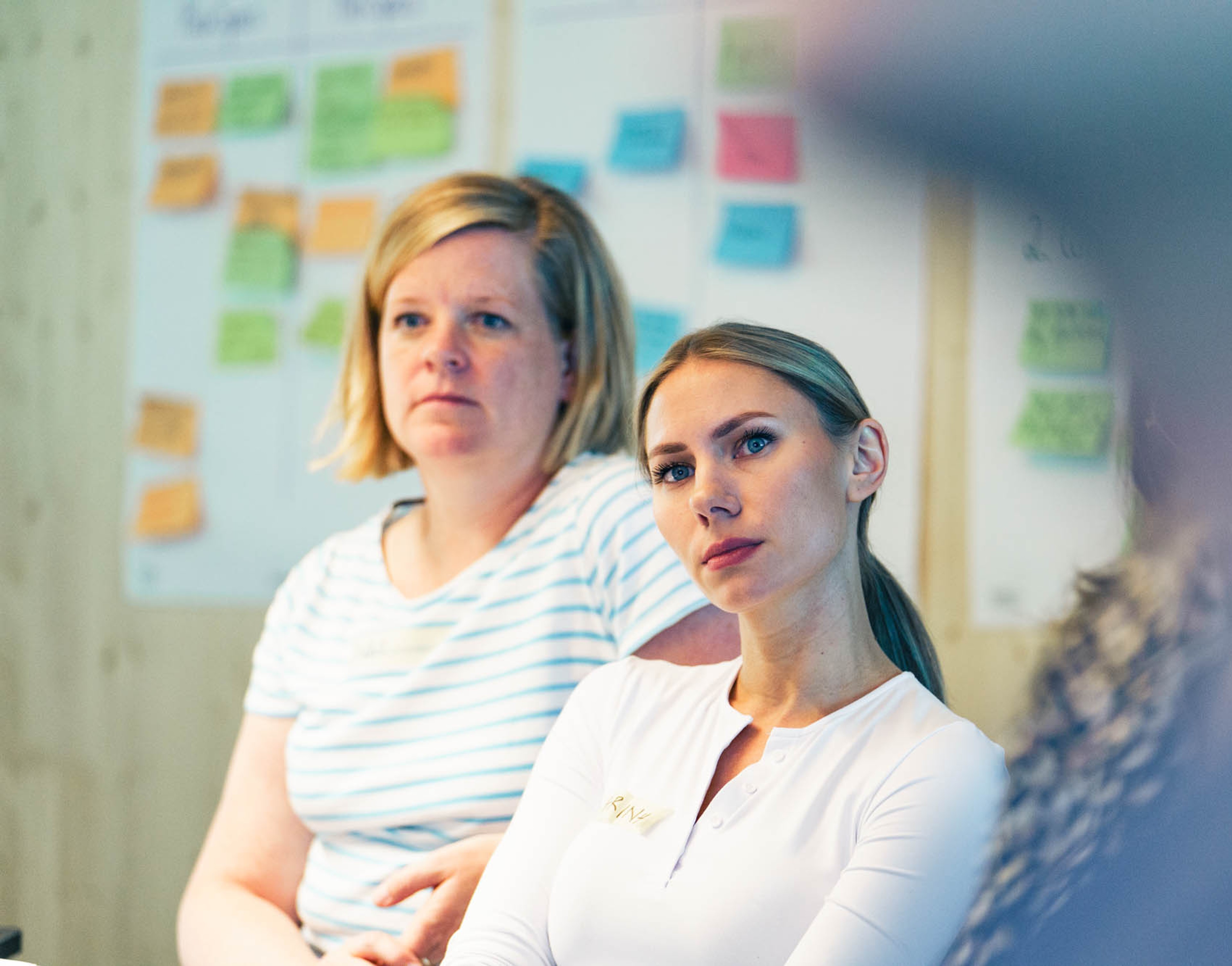 Lars Brendler, Gründer von tdlc, steht bei einem Workshop im Coppenrath Innovation Centre vor einem Whiteboard.