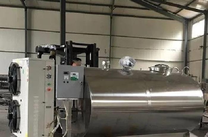 bulk milk cooler stainless steel tank preserving milk quality in a modern dairy farm India 2026