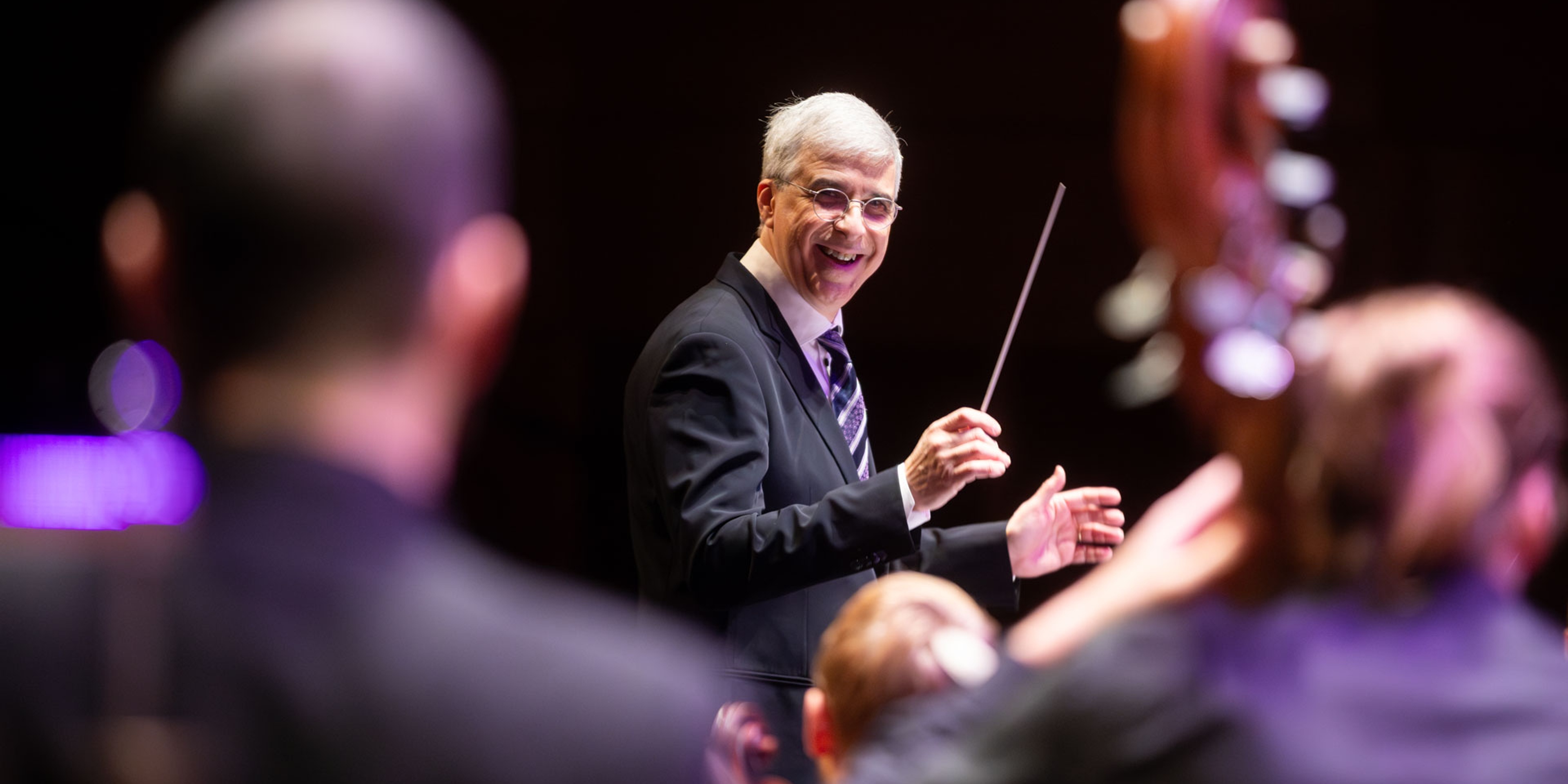 Vince Mendoza dirigerar en orkester.