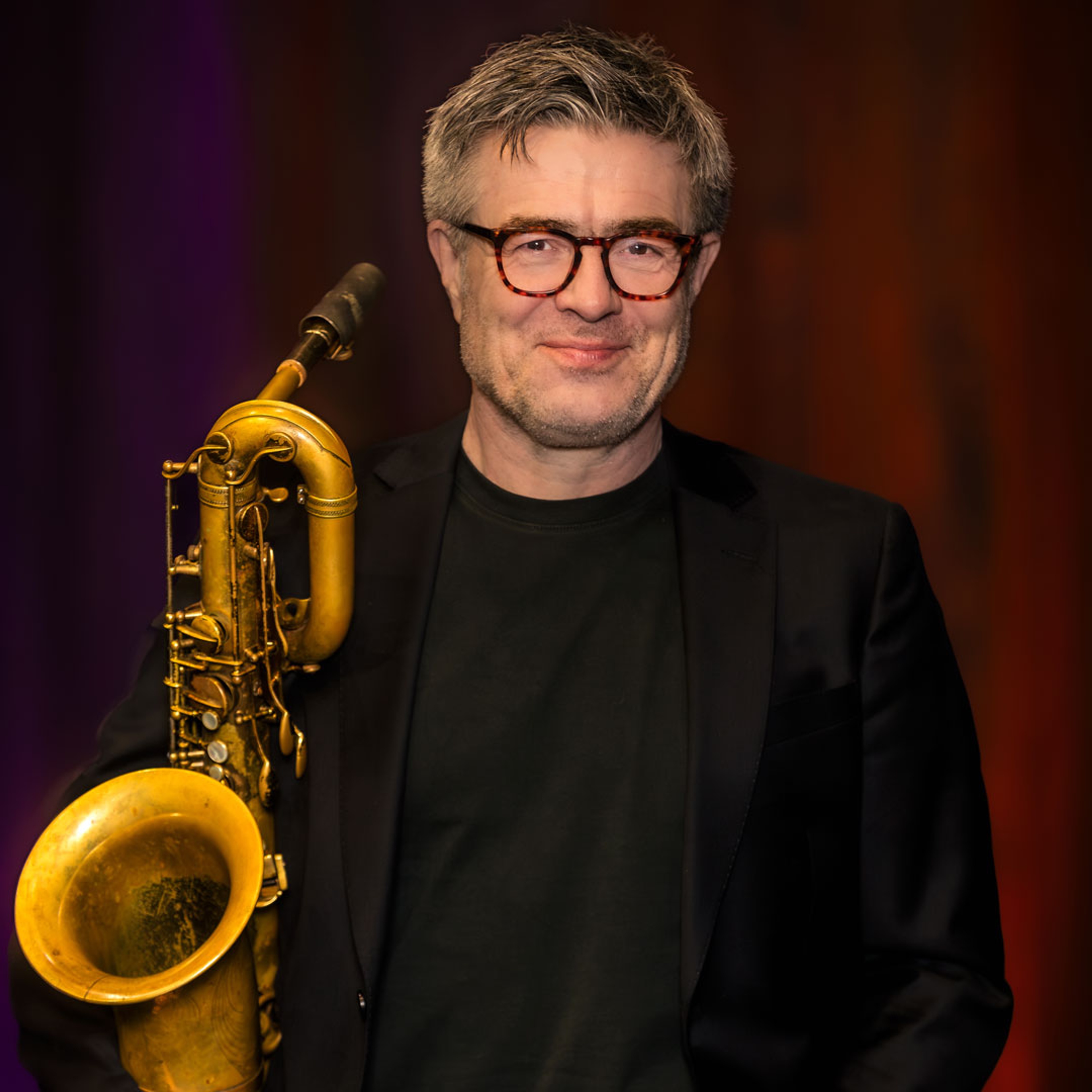Alberto Pinton håller i en saxofon.