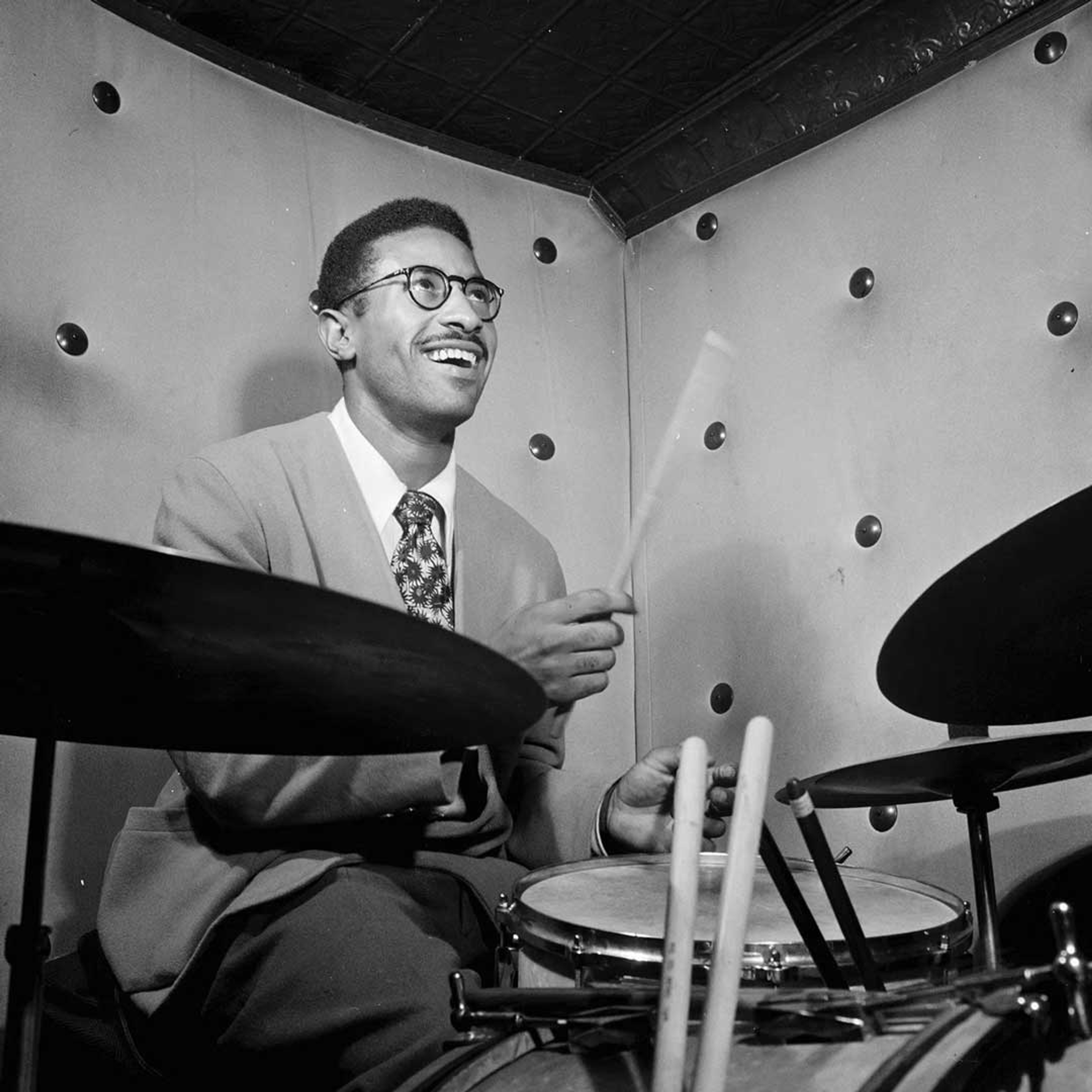 Max Roach spelar trummor.