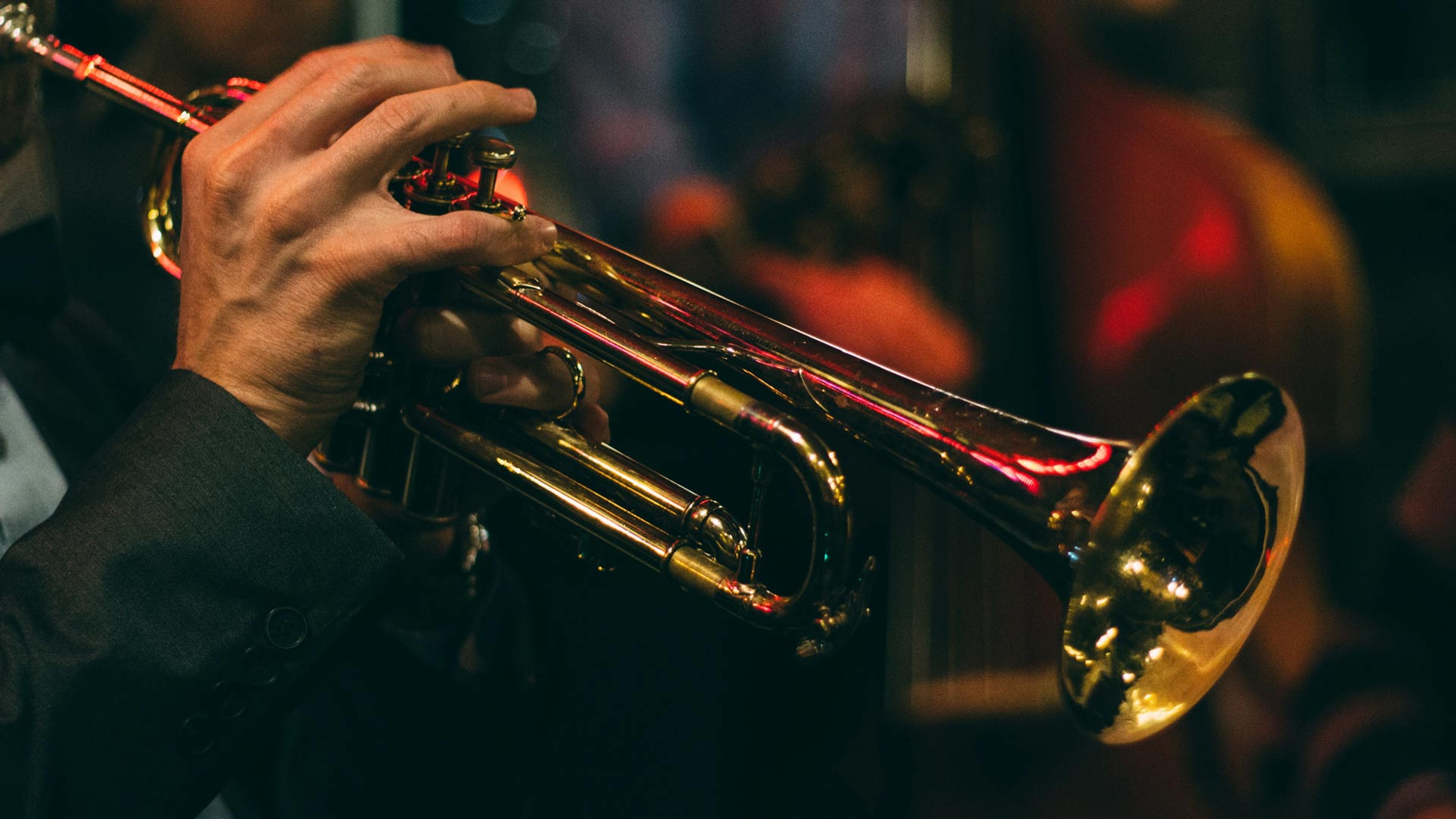 Händer som spelar på en trumpet.