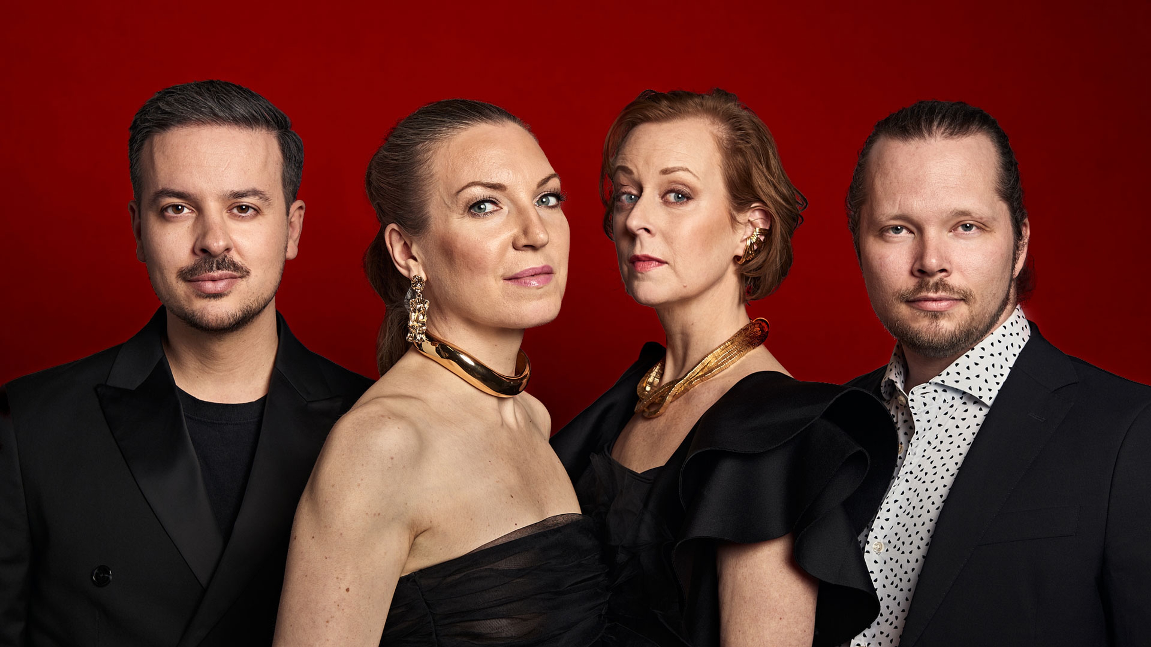 Medlemmarna i Stockholm Voices mot röd bakgrund.
