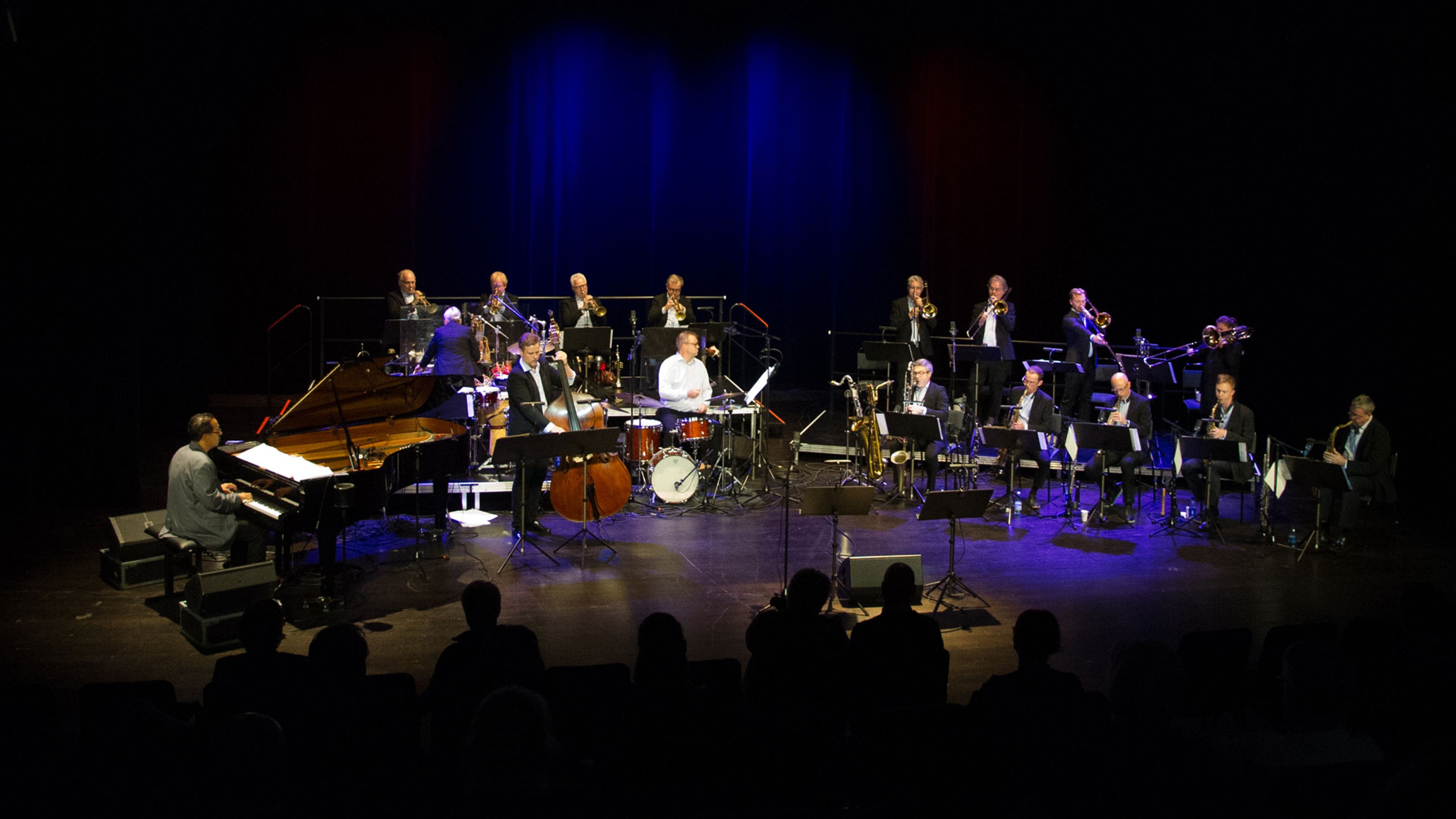 Danilo Pérez och Bohuslän Big Band spelar på scenen.