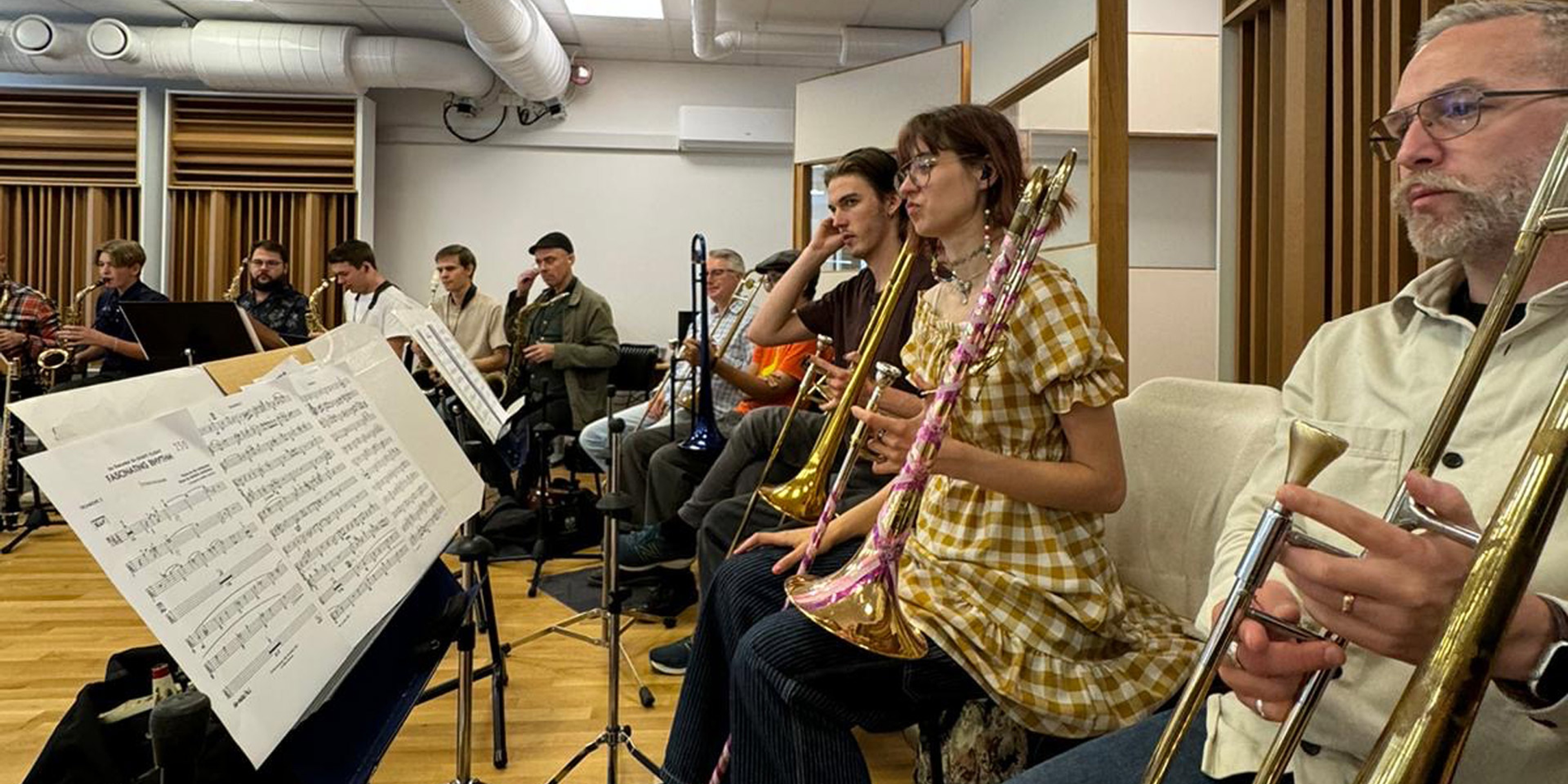 Trombonsektionen ur Bohuslän Big Band och Next Generation Big Band sitter i repsalen.