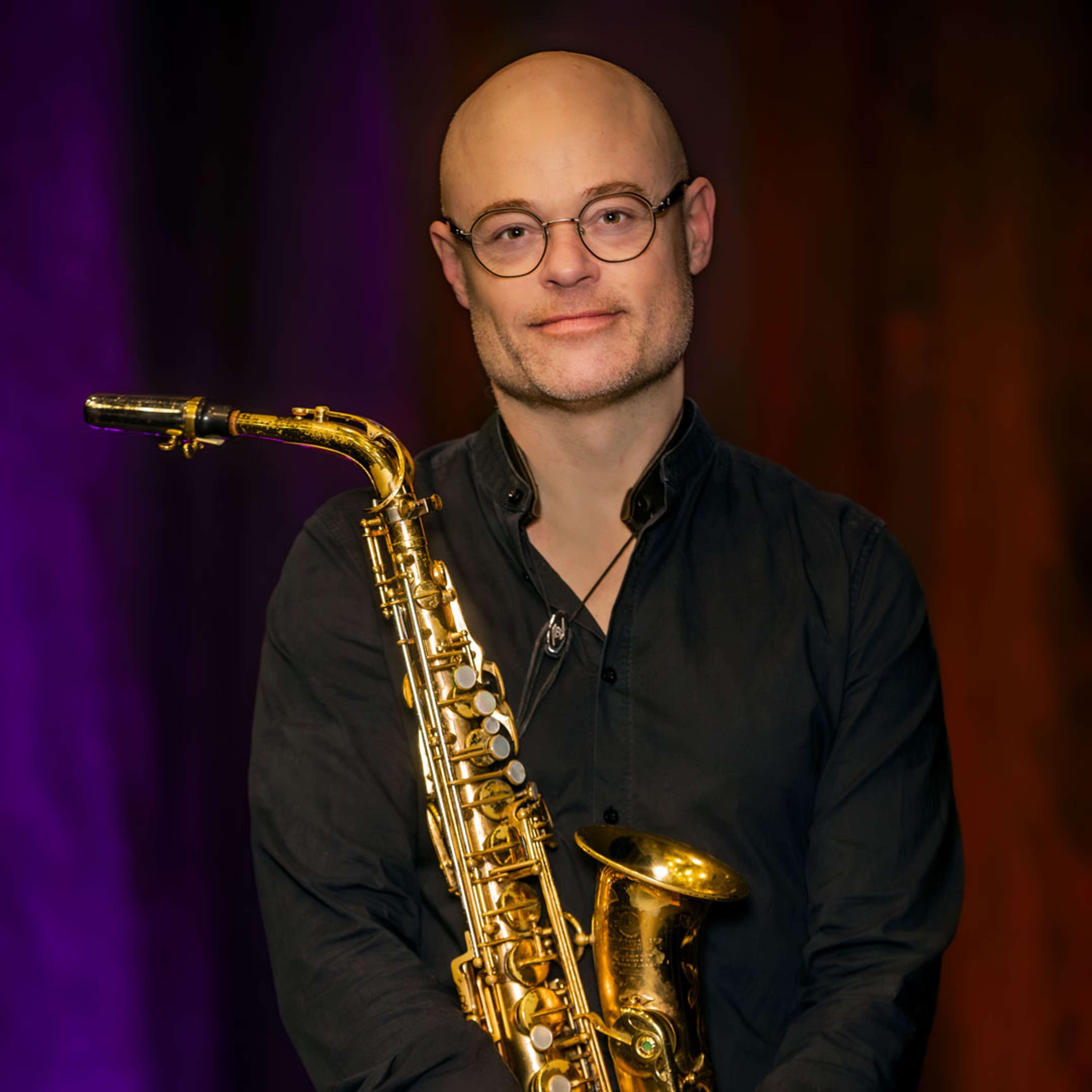 Joakim Rolandsson håller i en saxofon.