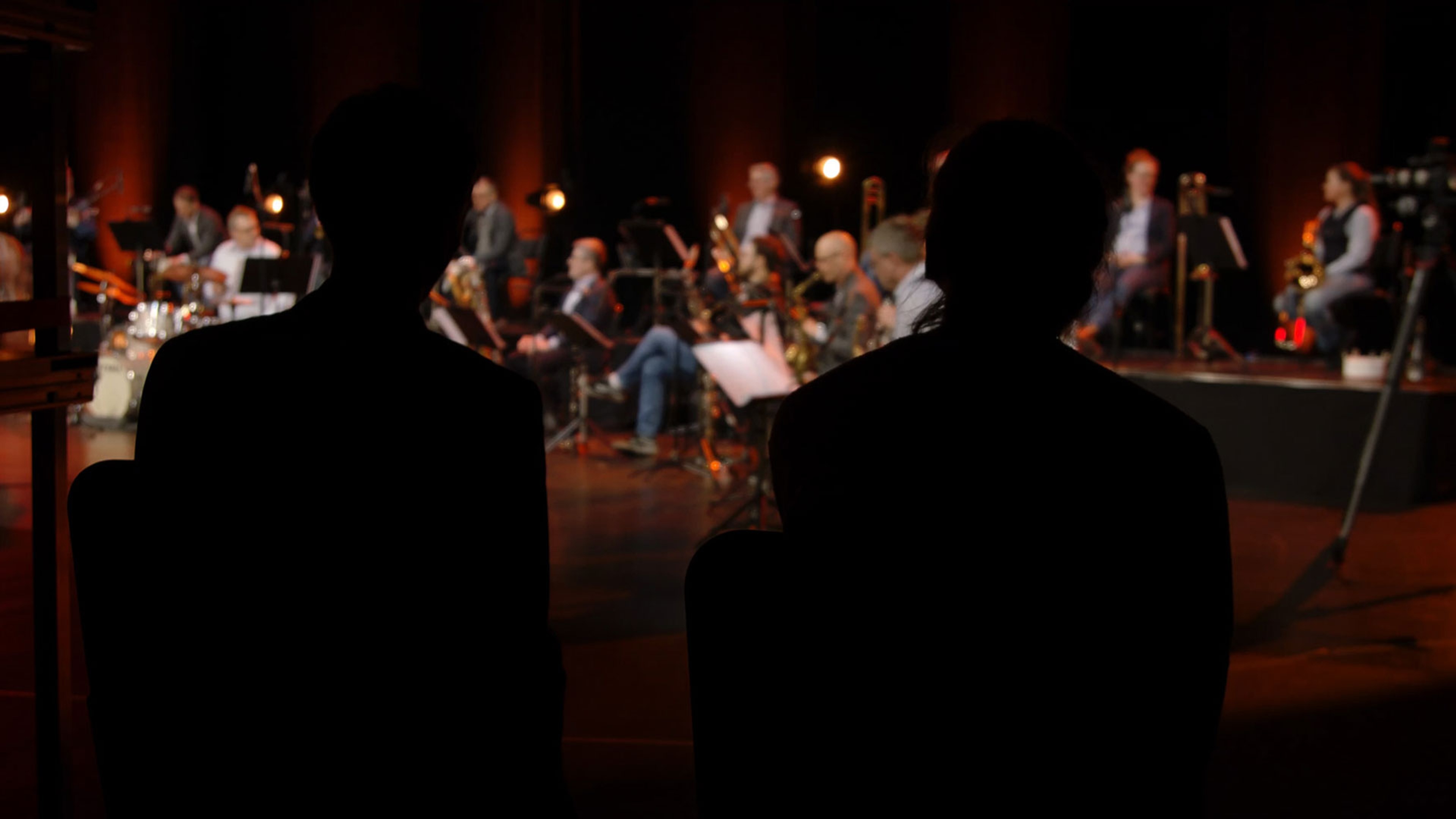 Två personer framför konsertinspelning